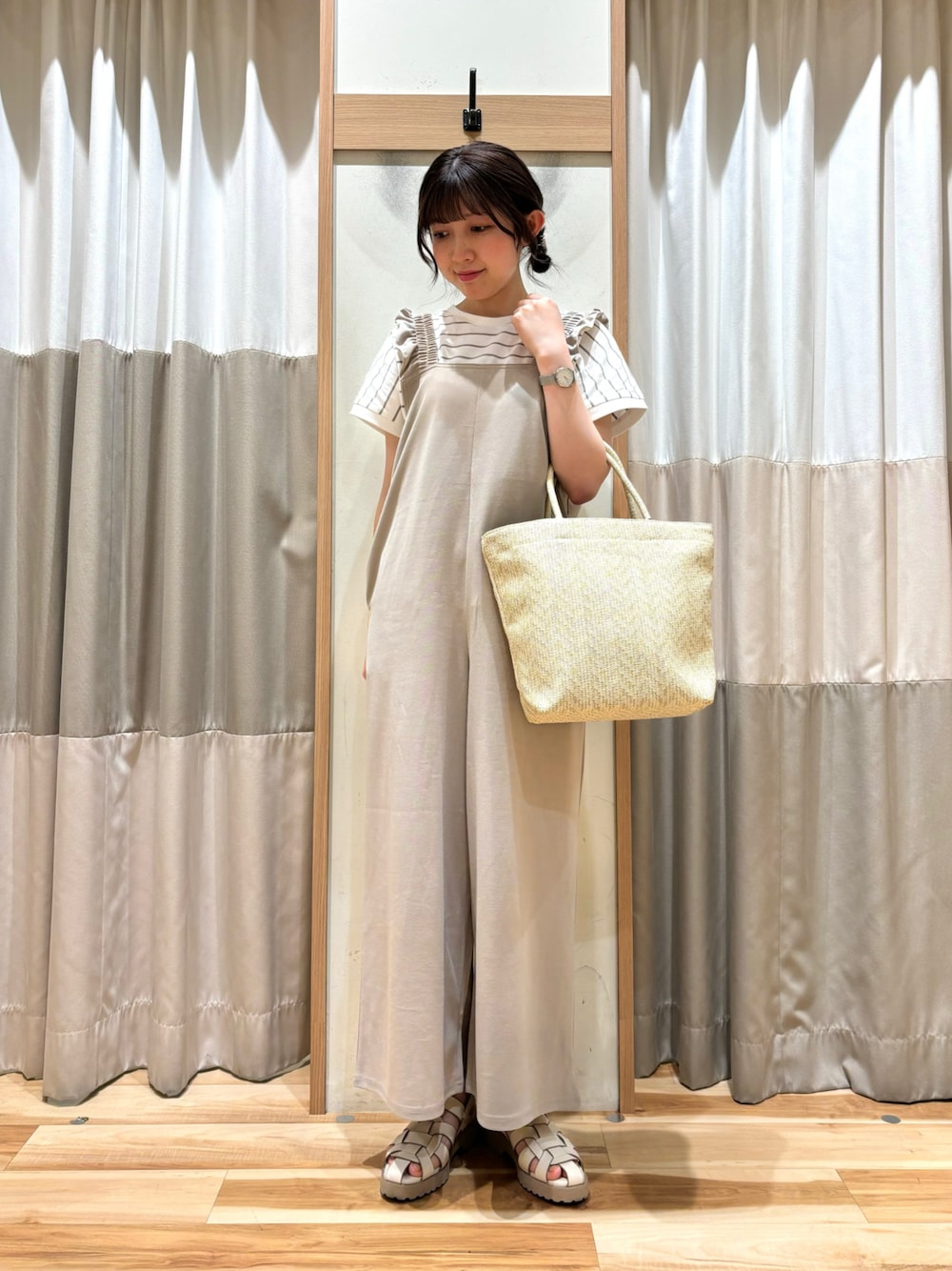 「サロペット、淡色コーデ、ボーダー、ボーダートップス、フリル、サンダル、グルカサンダル、トートバッグ、おでかけコーデ、初夏コーデ、ＧＷ、カジュアルスタイル、ラフコーデ、オトナカジュアル、ワントーンコーデ」｜「イオンWAONポイント10倍開催🔥のアイテム（その他、その他）」を使った、ナカガワさん（レディース・156cm）の春コーディネートの1枚目の写真