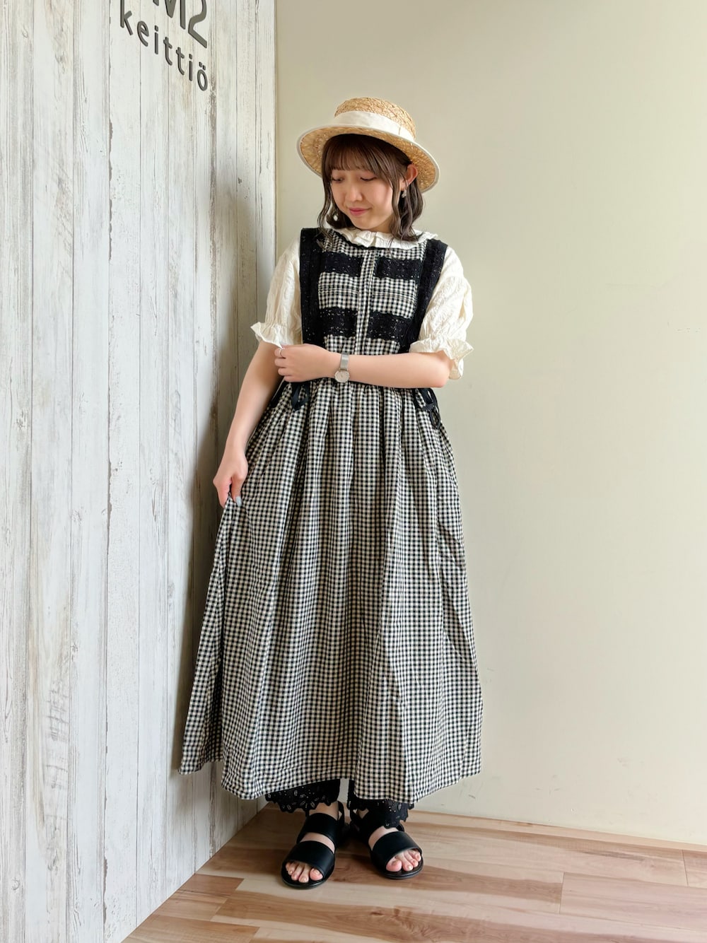 「レイヤードスタイル、夏コーデ、カンカン帽、エプロンワンピース、フリルトップス、ブラウス、モノトーンコーデ、ペチパンツ、サンダル、お出かけコーデ、今日のコーデ、大人ガーリー、夏ファッション」｜「Samansa Mos2のラフィア太リボンカンカン帽（ハット、ホワイト系）」を使った、ナカガワさん（レディース・156cm）の夏コーディネートの1枚目の写真