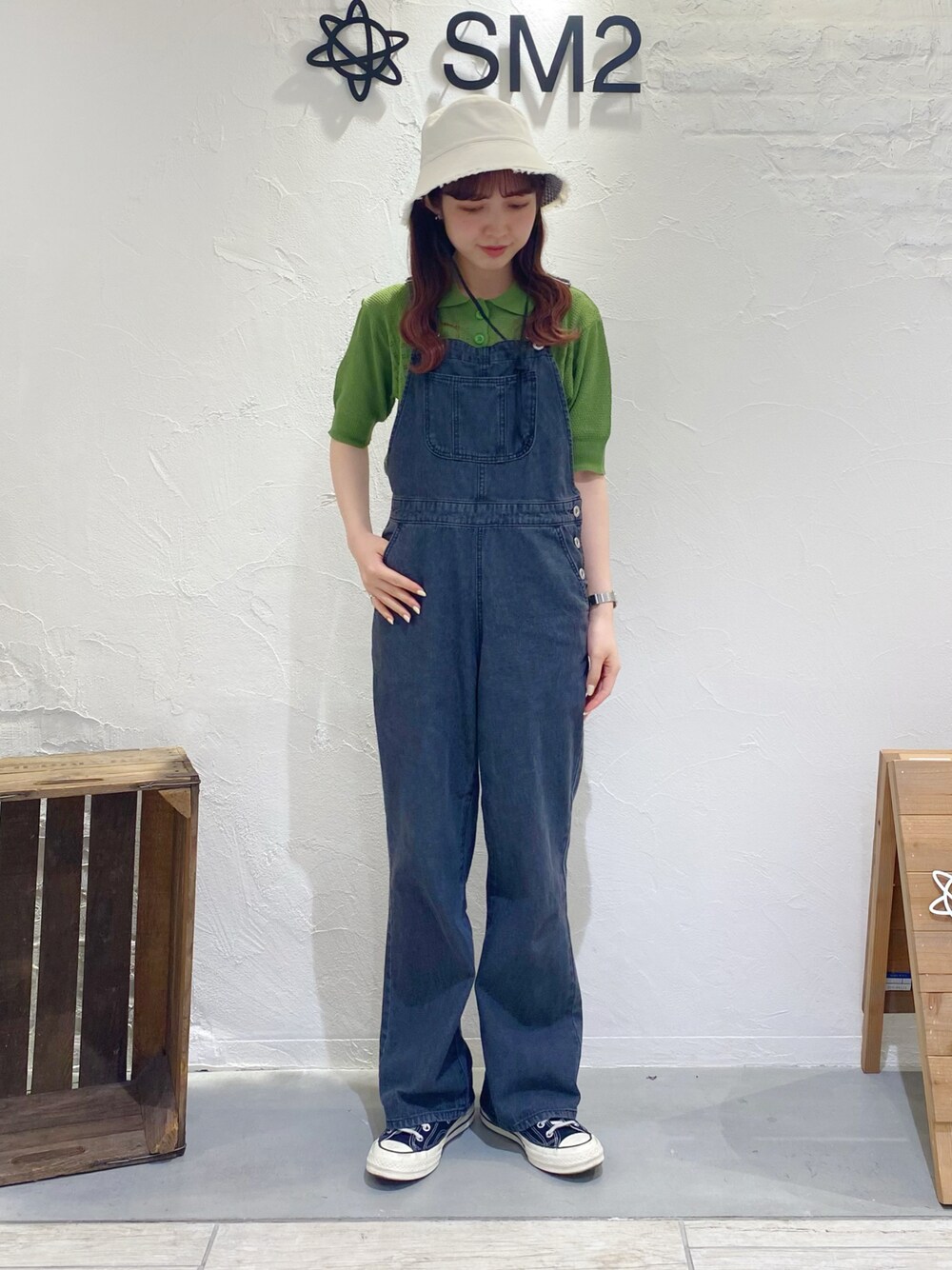 「バケットハット、サマーニット、グリーン、サロペット、コンバース、デニム、カラー×コーデ、エヘカソポ、ehka sopo、おしゃれさんと繋がりたい、プチプラコーデ、スニーカー、夏コーデ」｜「ehka sopoの襟付透かし編みニット（ニット/セーター、グリーン系）」を使った、ナカガワさん（レディース・155cm）の春コーディネートの1枚目の写真