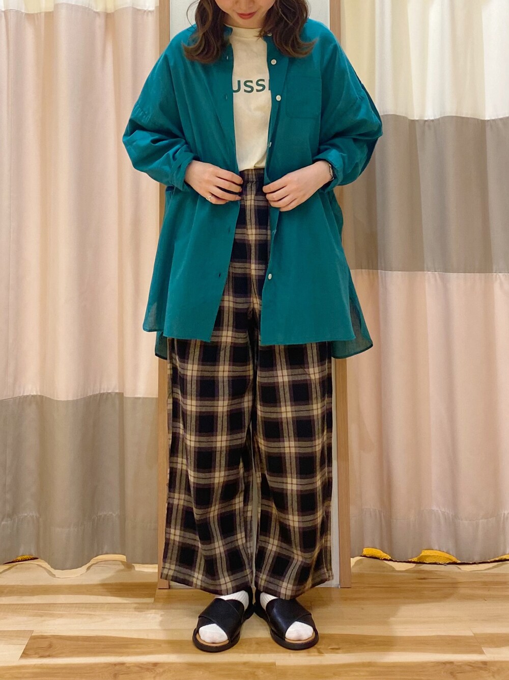 ホワイト系のTシャツ/カットソー、グリーン系のシャツ/ブラウス、グリーン系のパンツを着用したレディースの春コーディネートの1枚目の写真