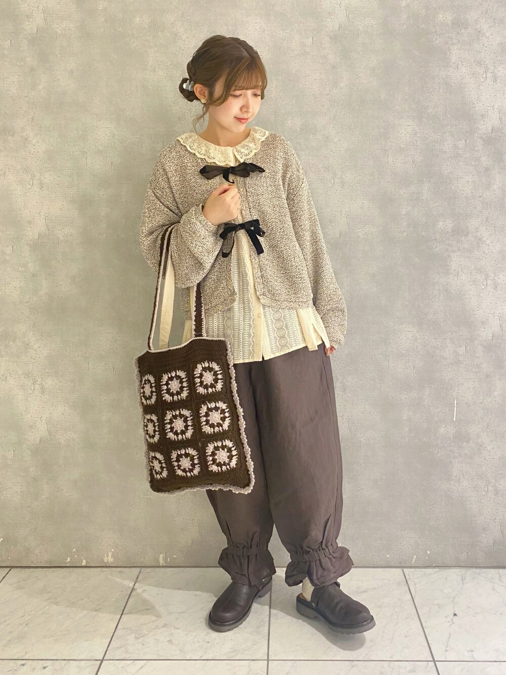 「秋コーデ、ブラウン、秋先取りコーデ、お洒落さんとつながりたい、おでかけコーデ、淡色コーデ、低身長、ベロア、カーディガン、ガーリー、ペチパンツ、リネンパンツ、かぎ針、かぎ針編みニット、トートバッグ」｜「Samansa Mos2のツイードライクニットジャケット（ノーカラージャケット、ブラウン系）」を使った、ナカガワさん（レディース・155cm）の秋コーディネートの1枚目の写真