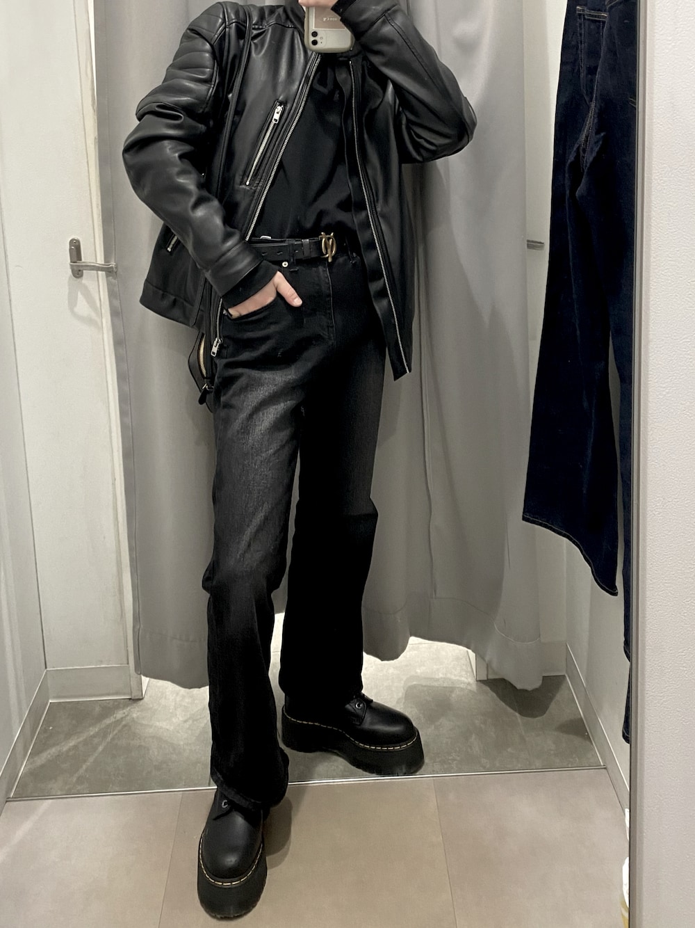 「オトナカジュアル、オールブラック、おしゃれさんと繋がりたい、韓国ファッション、韓国ブランド、ブラックコーデ、キレイめ、ショルダーバッグ」｜「OYのアイテム（その他トップス、ブラック系）」を使った、daiki.02さん（メンズ・166cm）の冬コーディネートの1枚目の写真