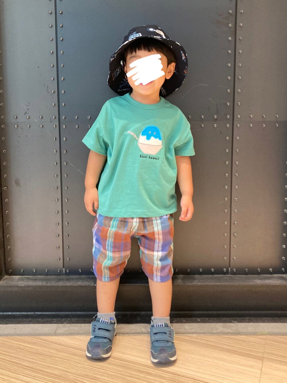 「バケットハット、夏コーデ、キッズコーデ、ハーフパンツ、チェック柄、食べ物モチーフ、男の子コーデ、カラーコーデ、柄パンツ、ハットコーデ」｜「SKAPEのﾀﾍﾞﾓﾉTｼｬﾂ（Tシャツ/カットソー、グリーン系）」を使った、とんすけさん（キッズ・80cm）の夏コーディネートの1枚目の写真