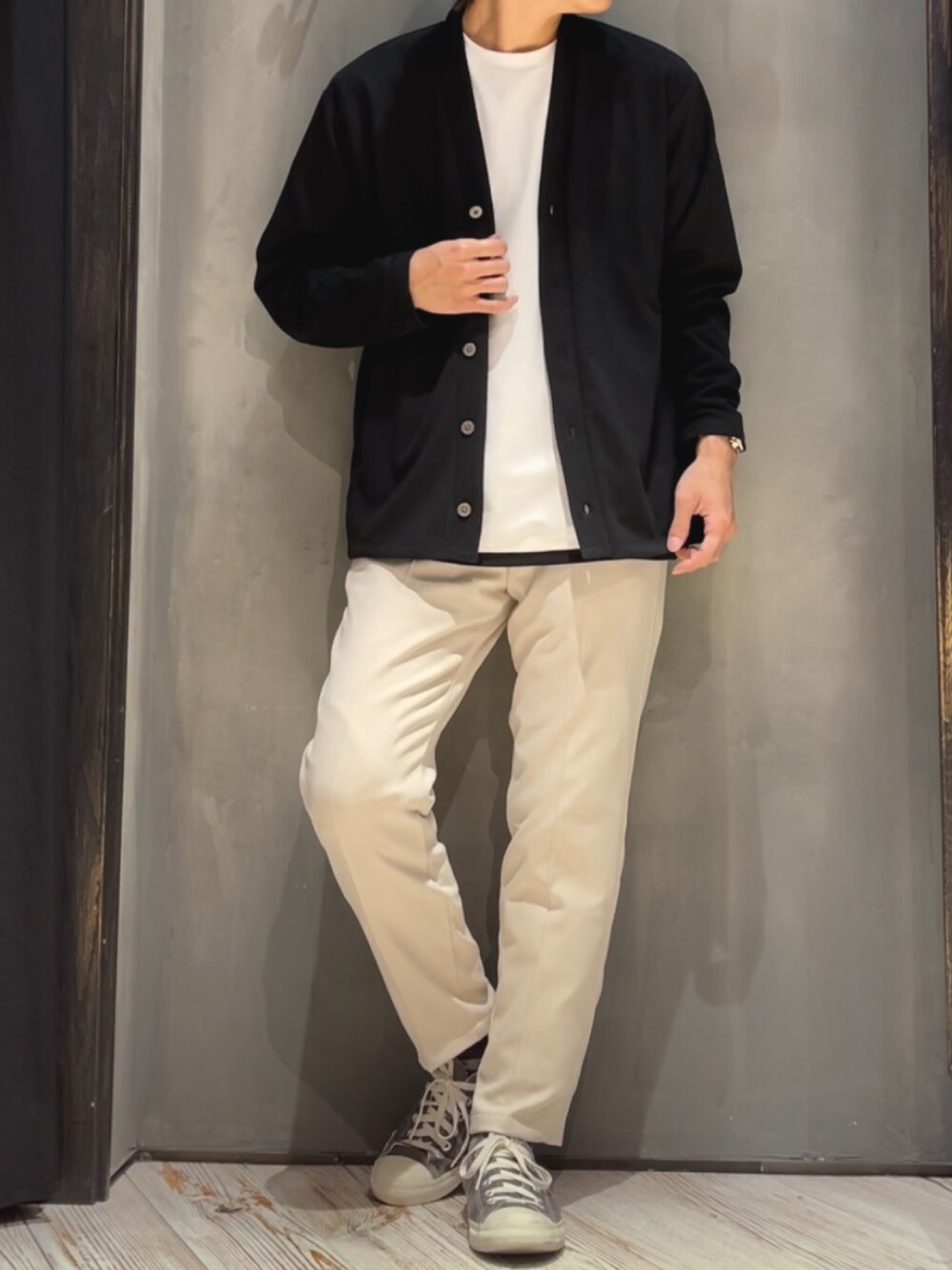 「休日スタイル、シンプル、秋のコーデ、オトナカジュアル、キレイめ、おしゃれさんと繋がりたい、いいね、save、フォローお願いします🤑、今日のコーデ、ラフ、カーディガン」｜「UNION STATIONの【カルゼマテリアル】ストレッチ5ボタンカーディガン（カーディガン/ボレロ、ブラック系）」を使った、隼さん（メンズ・160cm）の秋コーディネートの1枚目の写真