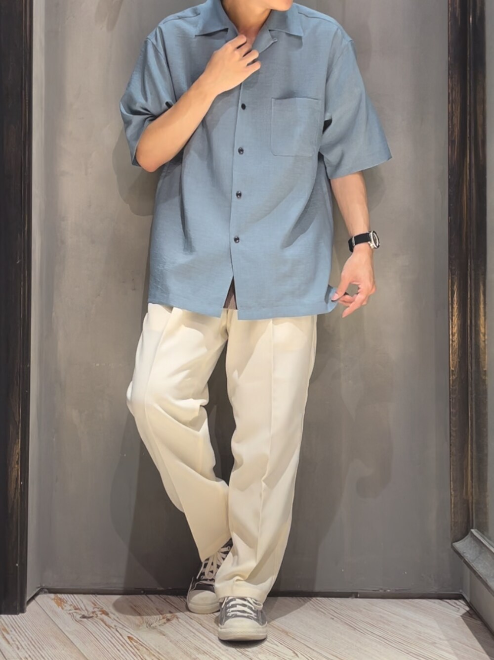 ベージュ系のシャツ/ブラウス、ホワイト系のスラックス、ブラック系のスニーカーを着用したメンズの夏コーディネートの1枚目の写真