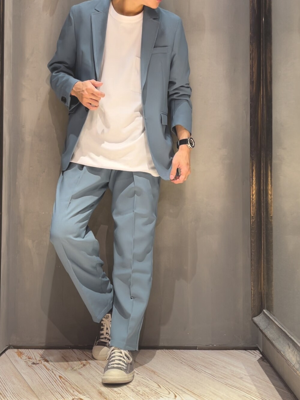 グリーン系のテーラードジャケット、ホワイト系のTシャツ/カットソー、グリーン系のスラックスを着用したメンズの夏コーディネートの1枚目の写真