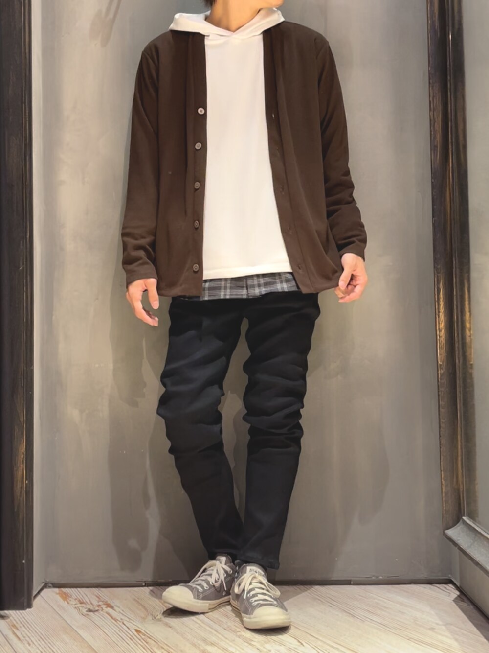 「秋コーデ、シンプルコーデ、秋服準備はじめました、秋冬コーデ、大人カジュアル、プチプラコーデ、リラックス、カジュアルコーデ、パーカー、スキニーデニム」｜「UNION STATIONの【カルゼマテリアル】ストレッチ5ボタンカーディガン（カーディガン/ボレロ、ブラウン系）」を使った、隼さん（メンズ・160cm）の秋コーディネートの1枚目の写真