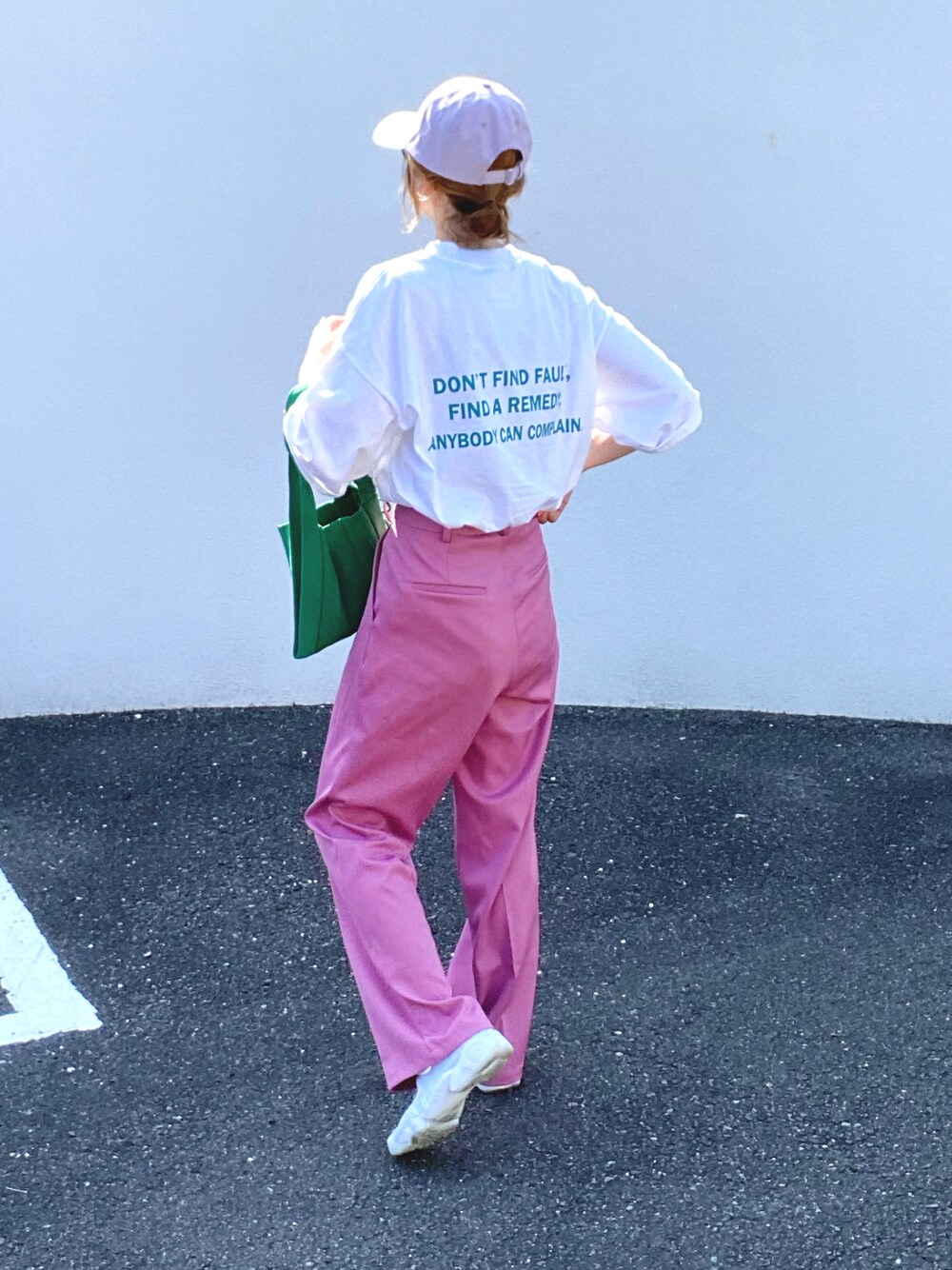 「夏コーデ、カラーパンツ、ハイウエスト、スラックス、ピンク、ロゴT、タックイン、白Tシャツ、ビッグシルエット、エアリフト、キャップ」｜「recaのバックロゴプリントT（Tシャツ/カットソー、ホワイト系）」を使った、teeemoeさん（レディース・157cm）の夏コーディネートの1枚目の写真