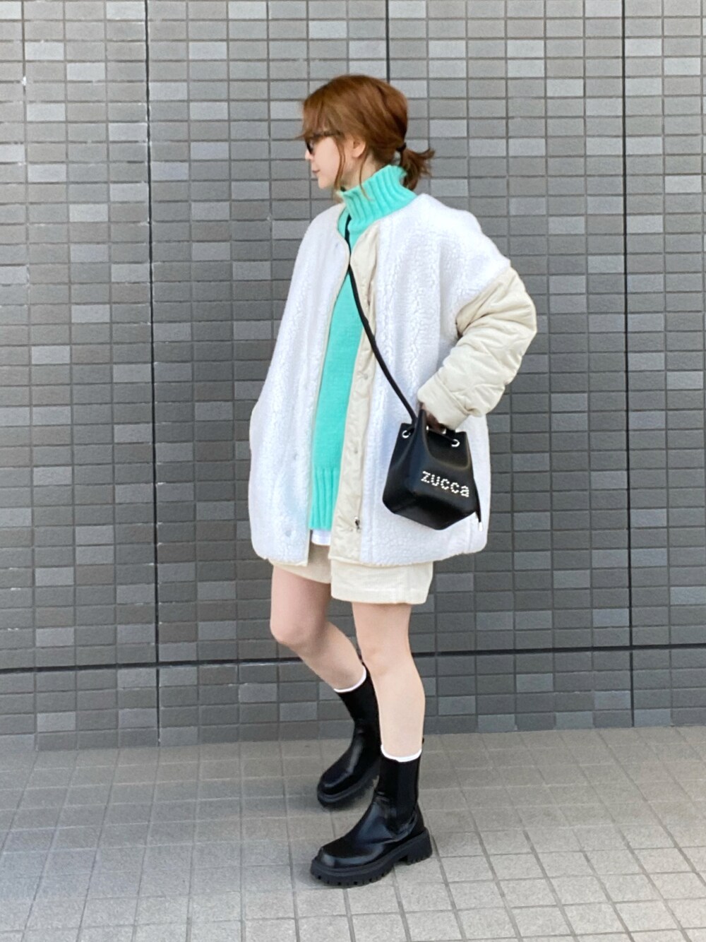 「冬コーデ、ブーツ、ショートパンツ、ボアジャケット、ライトブルー、タートルネック、ビッグシルエット、ショルダーバッグ、巾着バッグ、メガネ女子、シンプルコーデ、カラーニット、コーデュロイパンツ」｜「ZUCCaのロゴスタッズポシェット/ミニバッグ/巾着バッグ（ショルダーバッグ、ブラック系）」を使った、teeemoeさん（レディース・157cm）の冬コーディネートの1枚目の写真