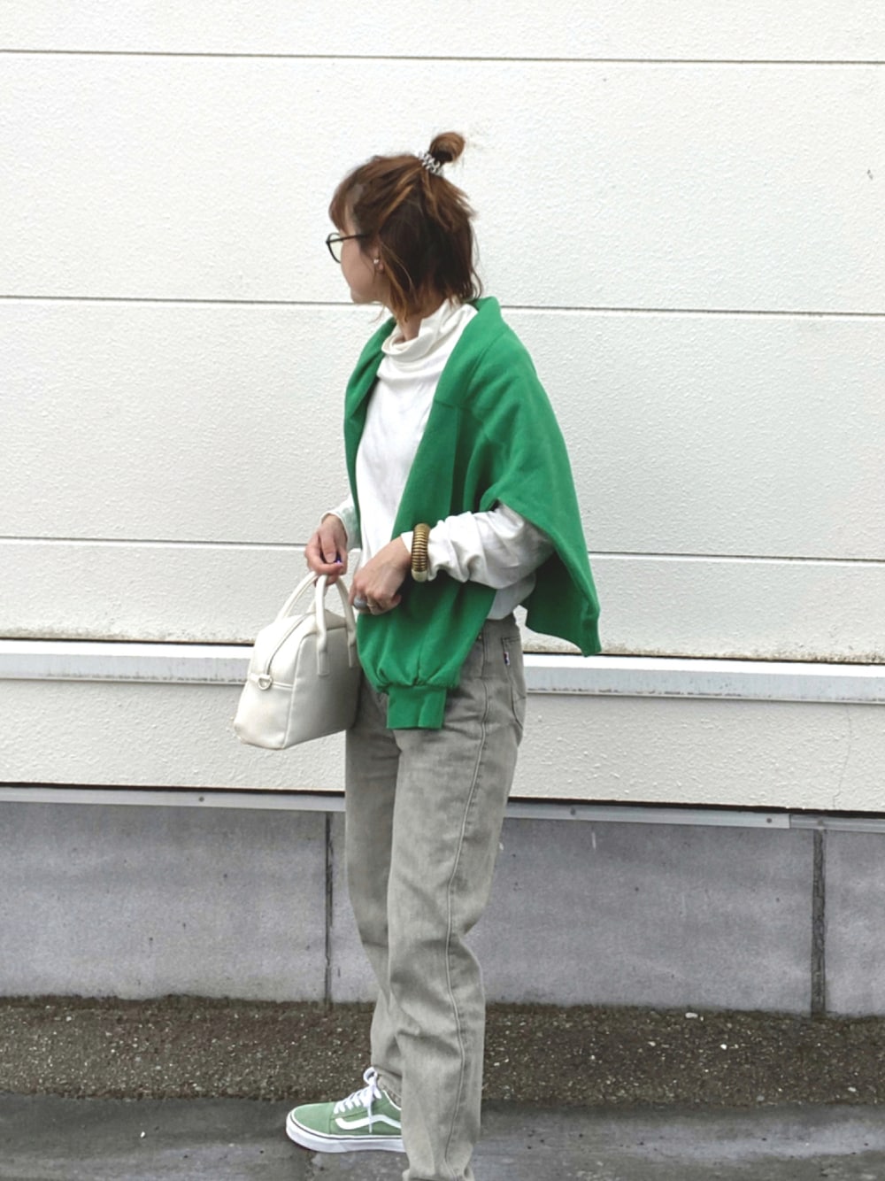 「グリーン、ハイネック、大人カジュアル、デニムパンツ、タックイン、シンプルコーデ、ミニバッグ、肩がけ、メガネ女子、秋コーデ、ロンT、スクエアバッグ」｜「SOMETHINGのSOMETHING/サムシング【年間ベストセラー】 FRENCH NOUVEAU Wフロントルーミースリムデニムパンツ（デニムパンツ、ベージュ系）」を使った、teeemoeさん（レディース・157cm）の秋コーディネートの1枚目の写真
