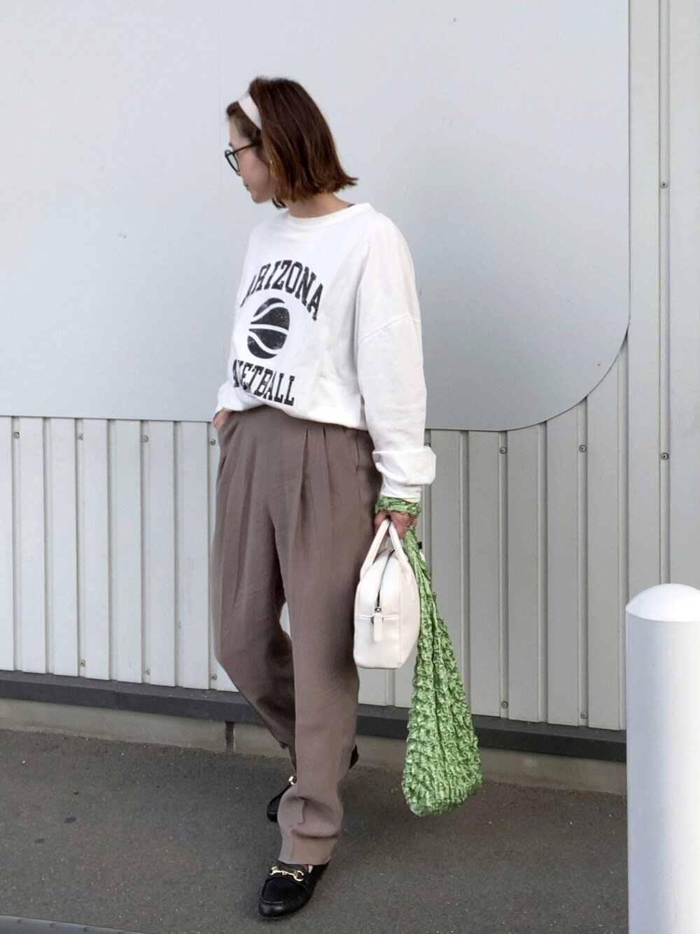ホワイト系のTシャツ/カットソー、ブラウン系のセットアップ、ホワイト系のボストンバッグを着用したレディースの秋コーディネートの1枚目の写真