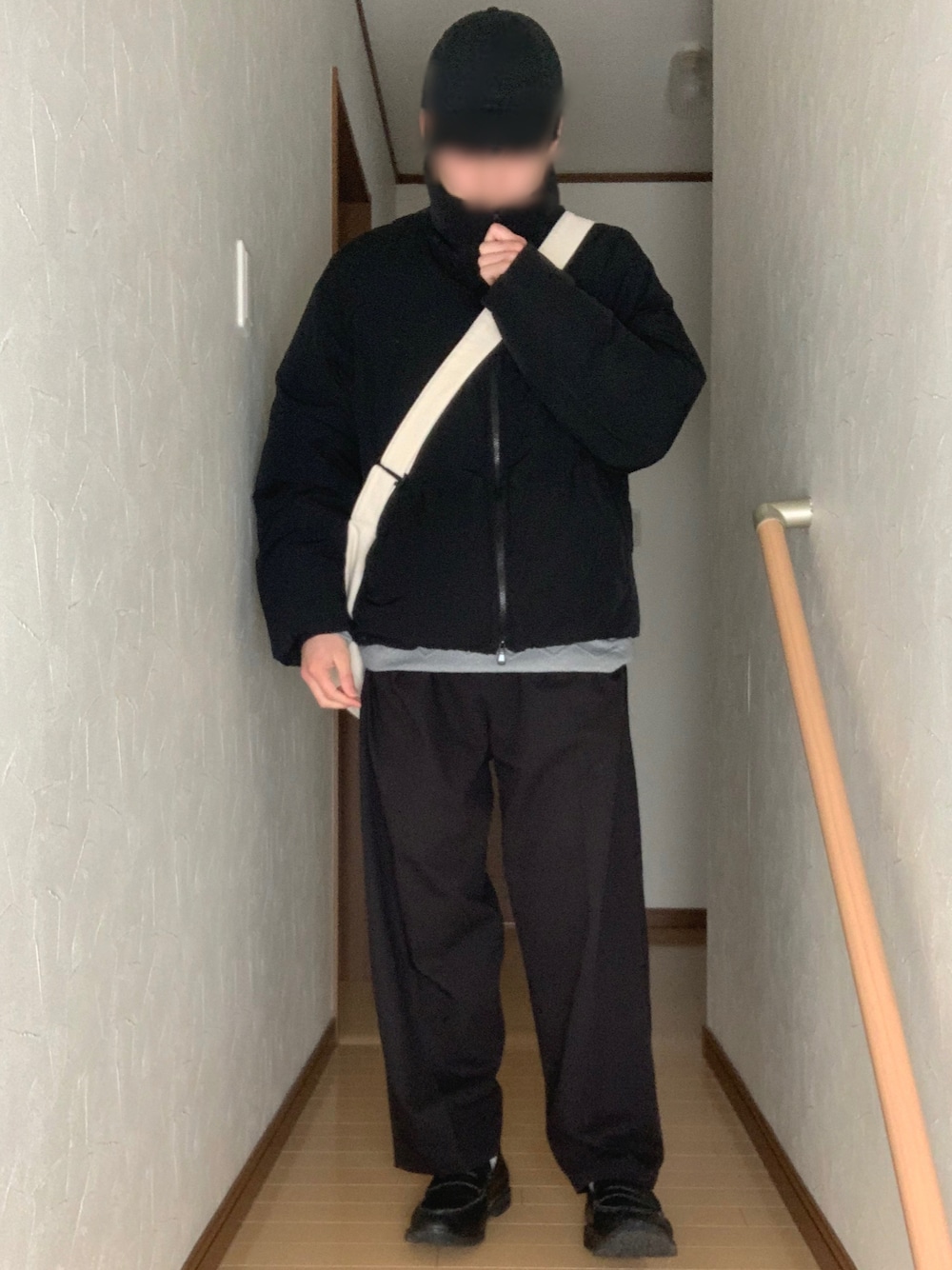 「春服デビュー宣言、オトナカジュアル、春夏コーデ、低身長男子、モノトーンコーデ、革靴、お洒落さんとつながりたい、ootd、ダウンジャケット、ショルダーバッグ、プチプラコーデ、着回しコーデ、ビッグシルエット、シンプルコーデ、差し色」｜「remerのloose basic wide PT /ルーズベーシックワイドパンツ（その他パンツ、ブラック系）」を使った、Nagayuさん（メンズ・167cm）の春コーディネートの1枚目の写真