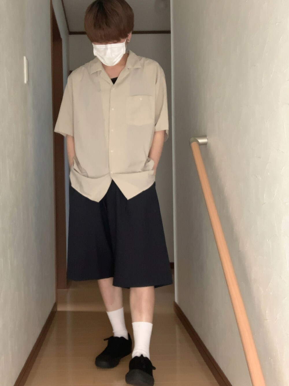 「夏コーデ、カジュアルコーデ、低身長、休日スタイル、オトナカジュアル、ショートパンツ、ラフ、半袖シャツ、ベージュ、UNIQLO」｜「UNIQLOのアイテム（スニーカー、ブラック系）」を使った、Nagayuさん（メンズ・167cm）の夏コーディネートの1枚目の写真