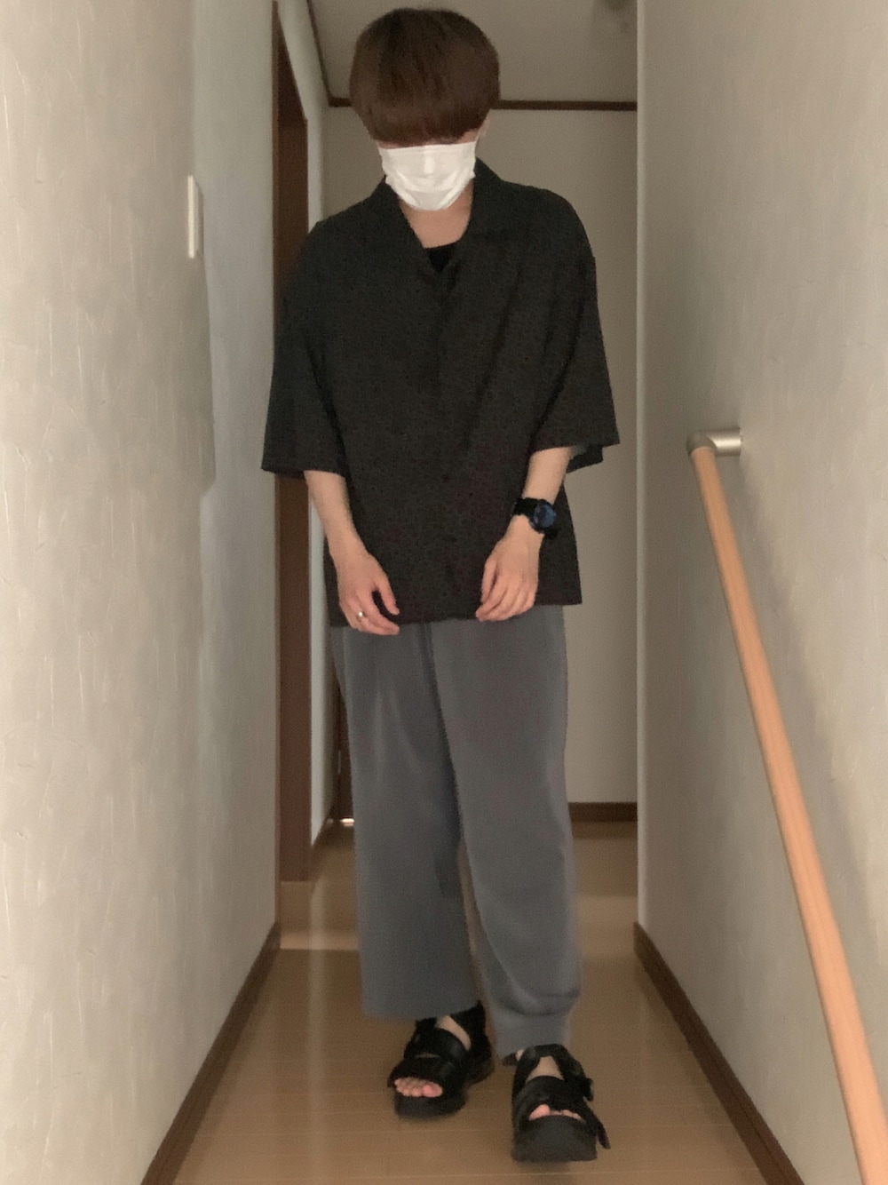 「今日のコーデ、オーバーサイズ、休日スタイル、ブラック、モノトーン、サンダル、柄シャツ、きれいめカジュアル、シンプル、ラフ」｜「HAREのベルトスニーカーサンダル(HARE)（サンダル、ブラック系）」を使った、Nagayuさん（メンズ・167cm）の夏コーディネートの1枚目の写真