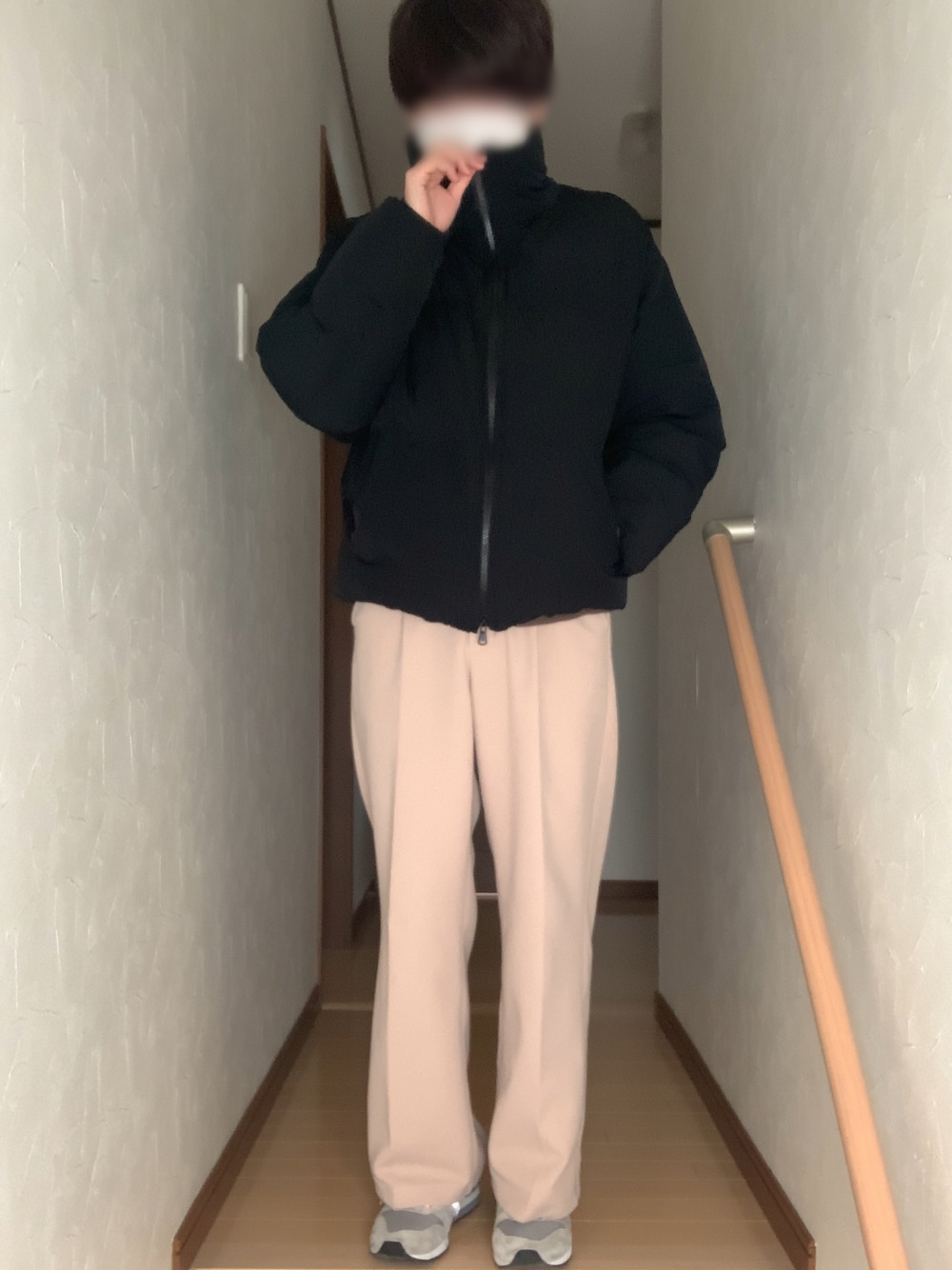 「シンプルコーデ、大人カジュアル、ootd、スニーカー、低身長、ベージュ、カジュアルコーデ、カラーパンツ、モノトーン、ファッションの力を信じよう」｜「WYM LIDNMの【WYM LIDNM】LIGHT WEIGHT HEAT FIBER PADDING JACKET（ダウンジャケット/コート、ブラック系）」を使った、Nagayuさん（メンズ・167cm）の冬コーディネートの1枚目の写真