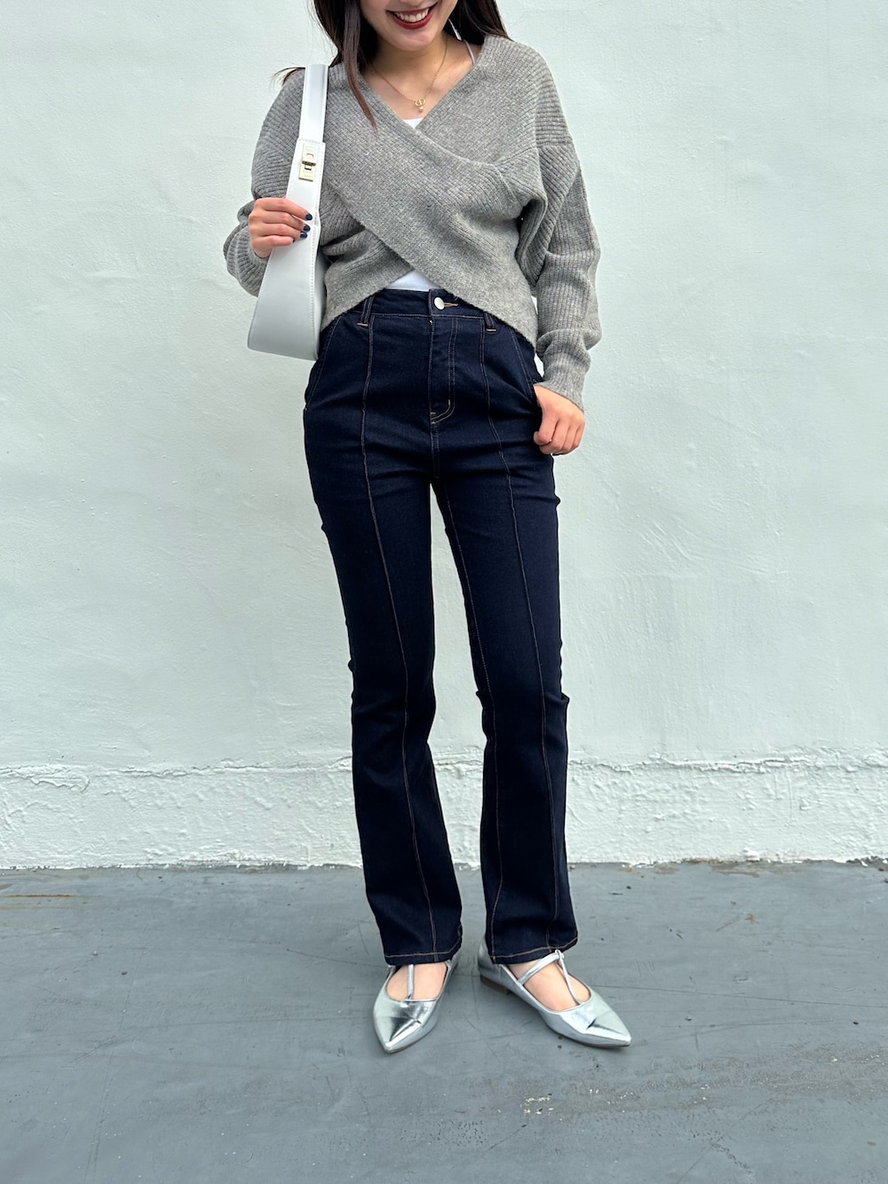 ブルー系のデニムパンツを着用したレディースの秋コーディネートの1枚目の写真