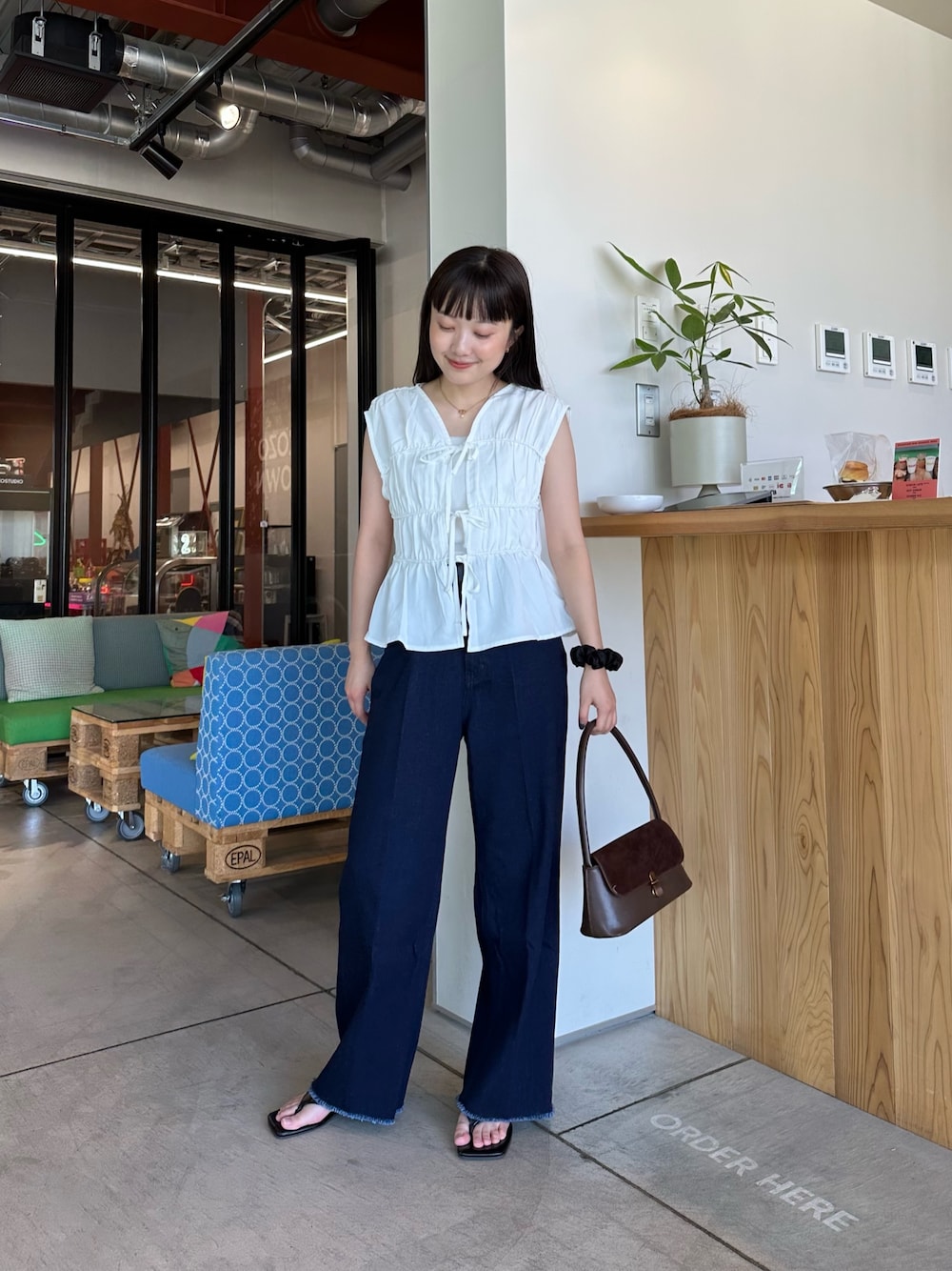 「callautiaのストレートレギュラーデニム（デニムパンツ、ブルー系）」を使った、ZOZOマルチサイズ STAFFさん（レディース・152cm）の夏コーディネートの1枚目の写真