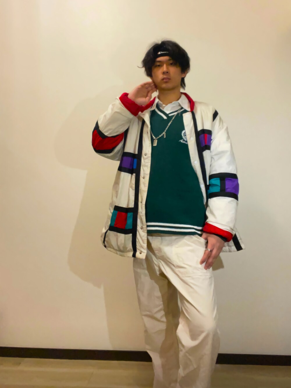 「いいね、save、フォローお願いします🤑、ホワイト、ストリートコーデ、UNIQLO、TOMMY HILFIGER、ゆるコーデ、韓国ファッション、韓国ストリート、韓国」｜「UNIQLOのアイテム（パンツ、ホワイト系）」を使った、kau!n/tommy skさん（メンズ・181cm）の春コーディネートの1枚目の写真