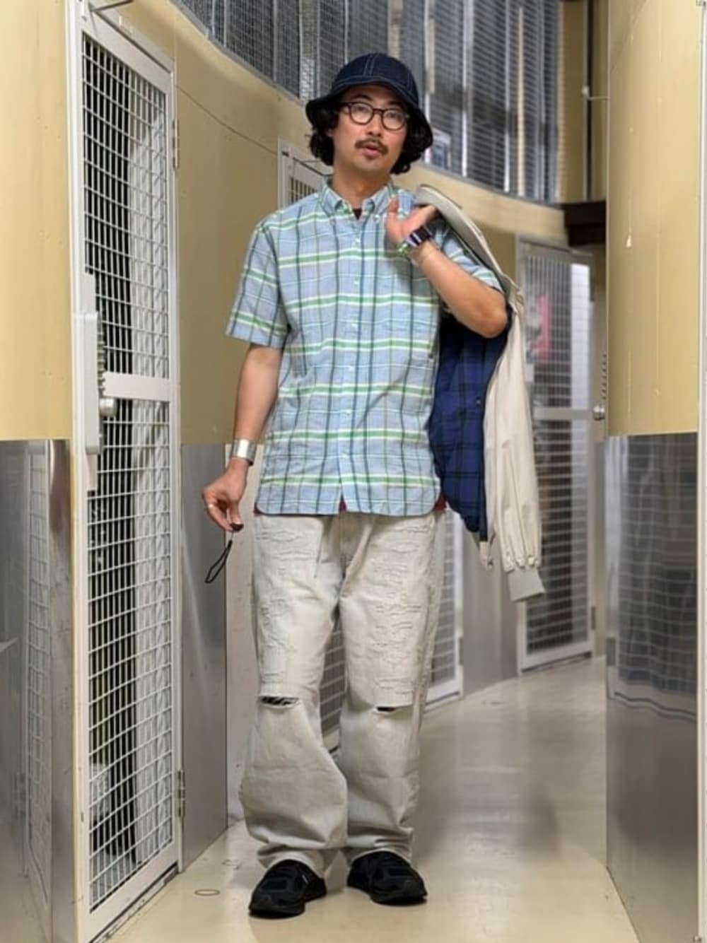 ブルー系のシャツ/ブラウス、グレー系のデニムパンツ、ブルー系のハットを着用したメンズの夏コーディネートの1枚目の写真