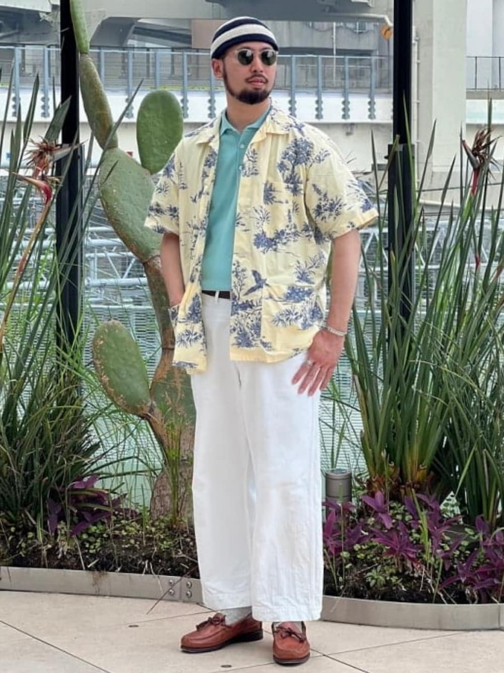 ホワイト系のその他パンツ、ブルー系のポロシャツ、ベージュ系のシャツ/ブラウスを着用したメンズの夏コーディネートの1枚目の写真