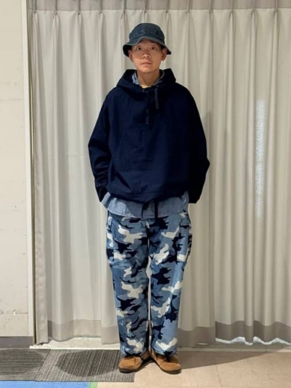 ブルー系のブルゾン、ブルー系のその他パンツを着用したメンズの秋コーディネートの1枚目の写真