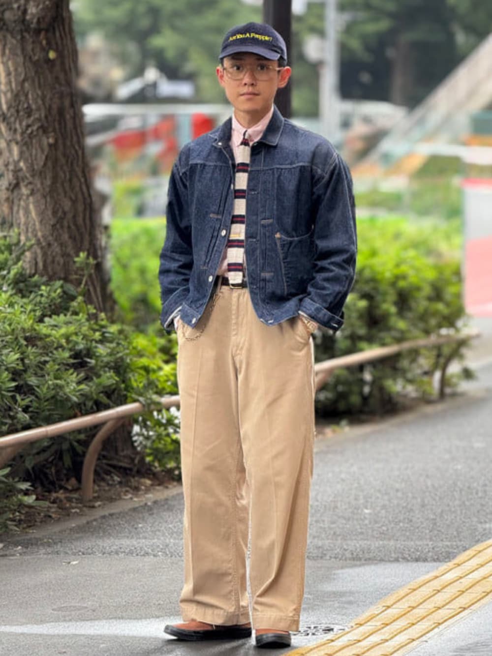 グリーン系のその他パンツ、ブルー系のデニムジャケット、ブラウン系のスニーカーを着用したメンズの秋コーディネートの1枚目の写真