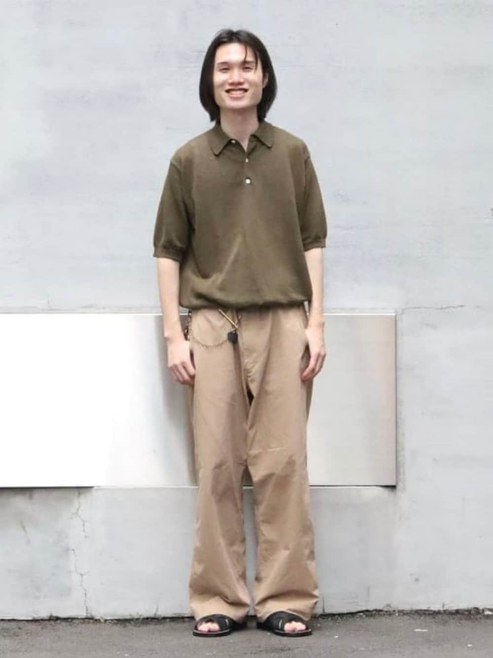 グリーン系のその他パンツ、グリーン系のポロシャツを着用したメンズの夏コーディネートの1枚目の写真