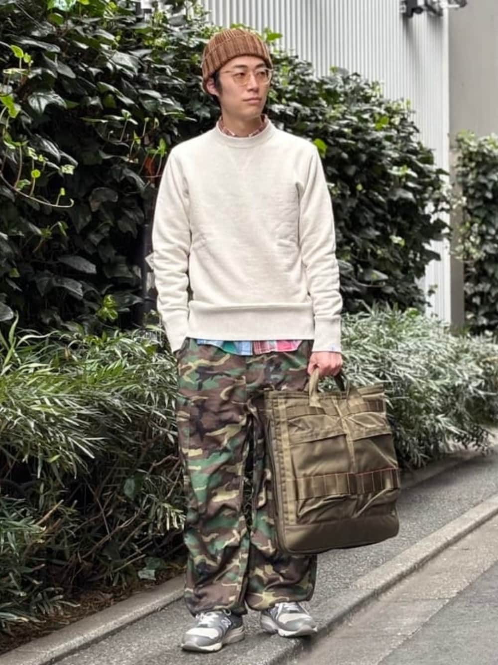 「チェック、大人カジュアル、休日スタイル、カーゴパンツ、スニーカー、春、シンプルコーデ、きれいめカジュアル、カジュアルコーデ、大人コーデ、loopwheeler、LOOPWHEELER別注、beams plus、マドラスチェック、クルーネックスウェット」｜「BEAMS PLUSのBEAMS PLUS / 2Pパック ポケット Tシャツ（Tシャツ/カットソー、ホワイト系）」を使った、BEAMS PLUSさん（メンズ・170cm）の春コーディネートの1枚目の写真