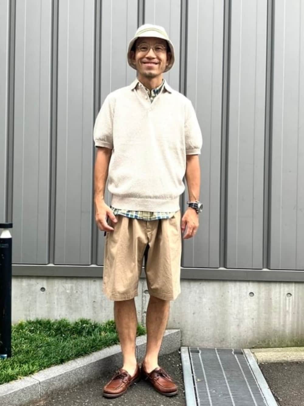 グリーン系のその他パンツ、イエロー系のシャツ/ブラウス、ベージュ系のポロシャツを着用したメンズの夏コーディネートの1枚目の写真