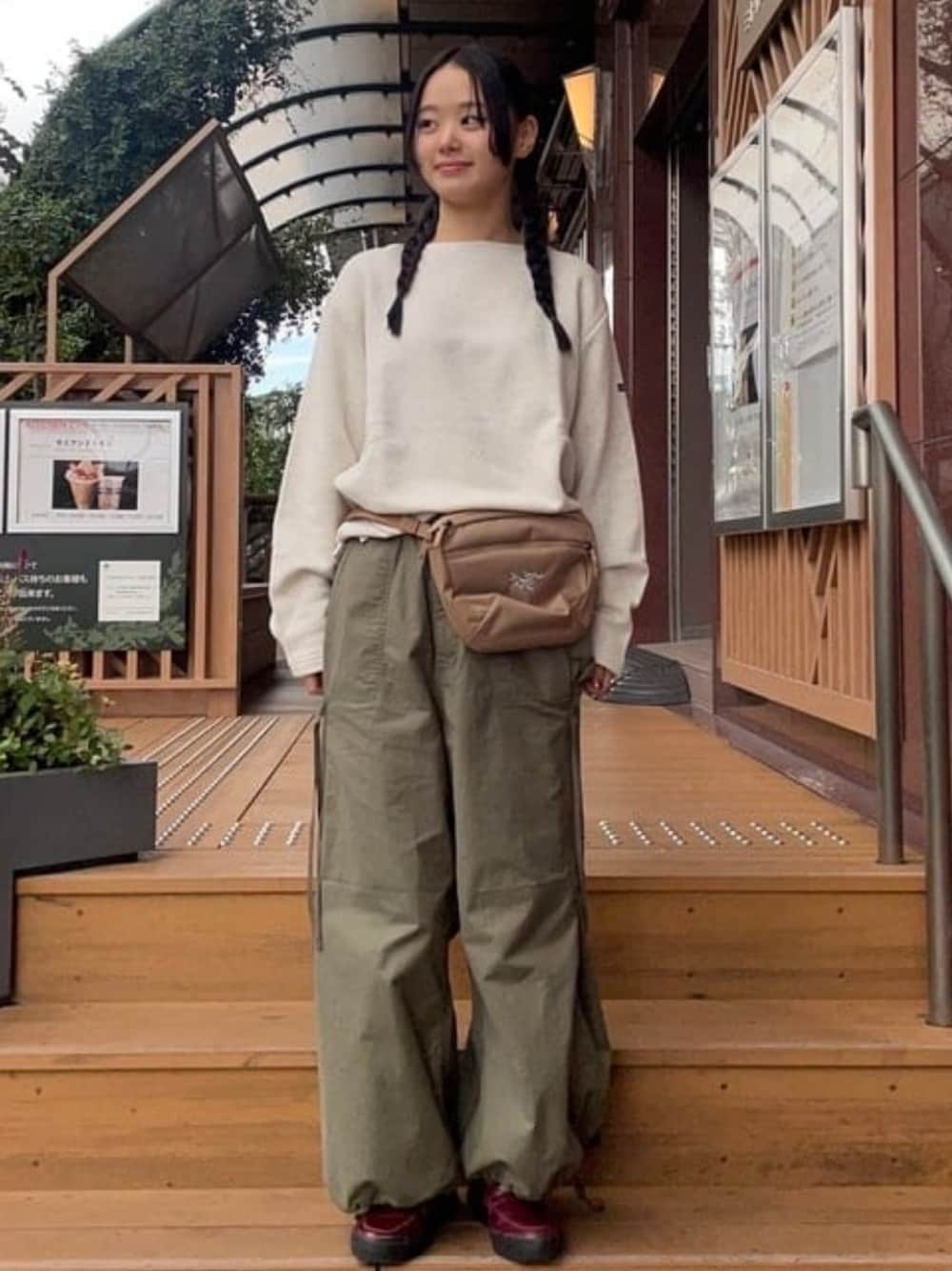 「大人カジュアル、休日スタイル、カーゴパンツ、春、きれいめカジュアル、カジュアルコーデ、ootd、大人コーデ、ボートネック、loopwheeler、LOOPWHEELER別注、beams plus」｜「LOOPWHEELERのLOOPWHEELER × BEAMS PLUS / 別注 Boat Neck Sweat（スウェット、ベージュ系）」を使った、BEAMS PLUSさん（メンズ・164cm）の春コーディネートの1枚目の写真