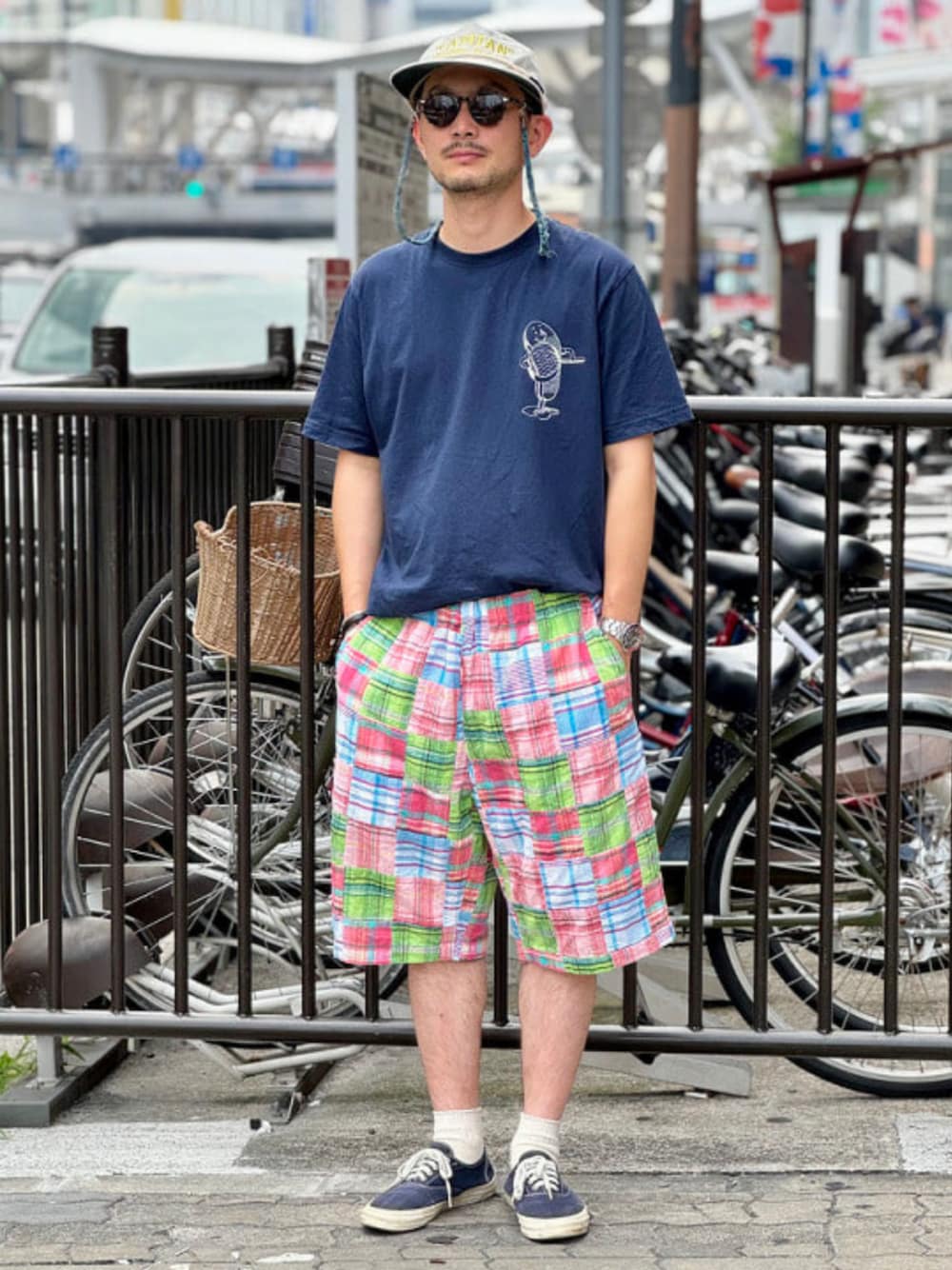 「ロゴT、キャップ、ハーフパンツ、休日スタイル、チェック、オトナカジュアル、夏コーデ、ラフコーデ、夏服、ショーツ、パッチワーク、アメカジ、アメカジコーデ、カジュアル、カジュアルコーデ」｜「Sperry Top-SiderのSPERRY TOP-SIDER × BEAMS PLUS / 別注 MIL CVO（スニーカー、ブルー系）」を使った、BEAMS PLUSさん（メンズ・170cm）の夏コーディネートの1枚目の写真