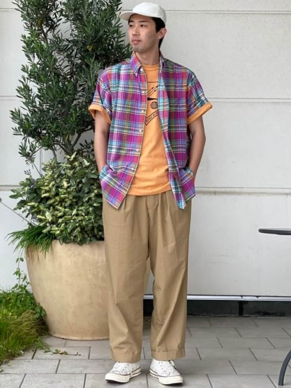 「柄シャツ、チノパン、キャップ、きれいめカジュアル、Tシャツ、夏コーデ、シャツスタイル、メンズファッション、夏服コーデ、初夏コーデ、オトナカジュアル、アメカジ」｜「BEAMS PLUSのBEAMS PLUS / 6パネル キャップ（ヘリンボーン・デニム）（キャップ、ホワイト系）」を使った、BEAMS PLUSさん（メンズ・183cm）の夏コーディネートの1枚目の写真
