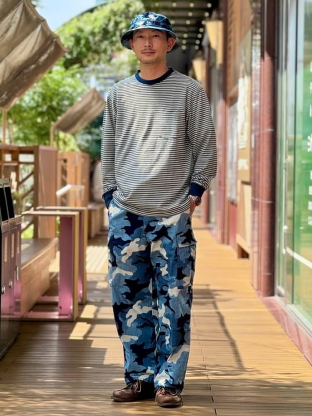 ホワイト系のTシャツ/カットソー、ブルー系のその他パンツ、ブルー系のハットを着用したメンズの秋コーディネートの1枚目の写真