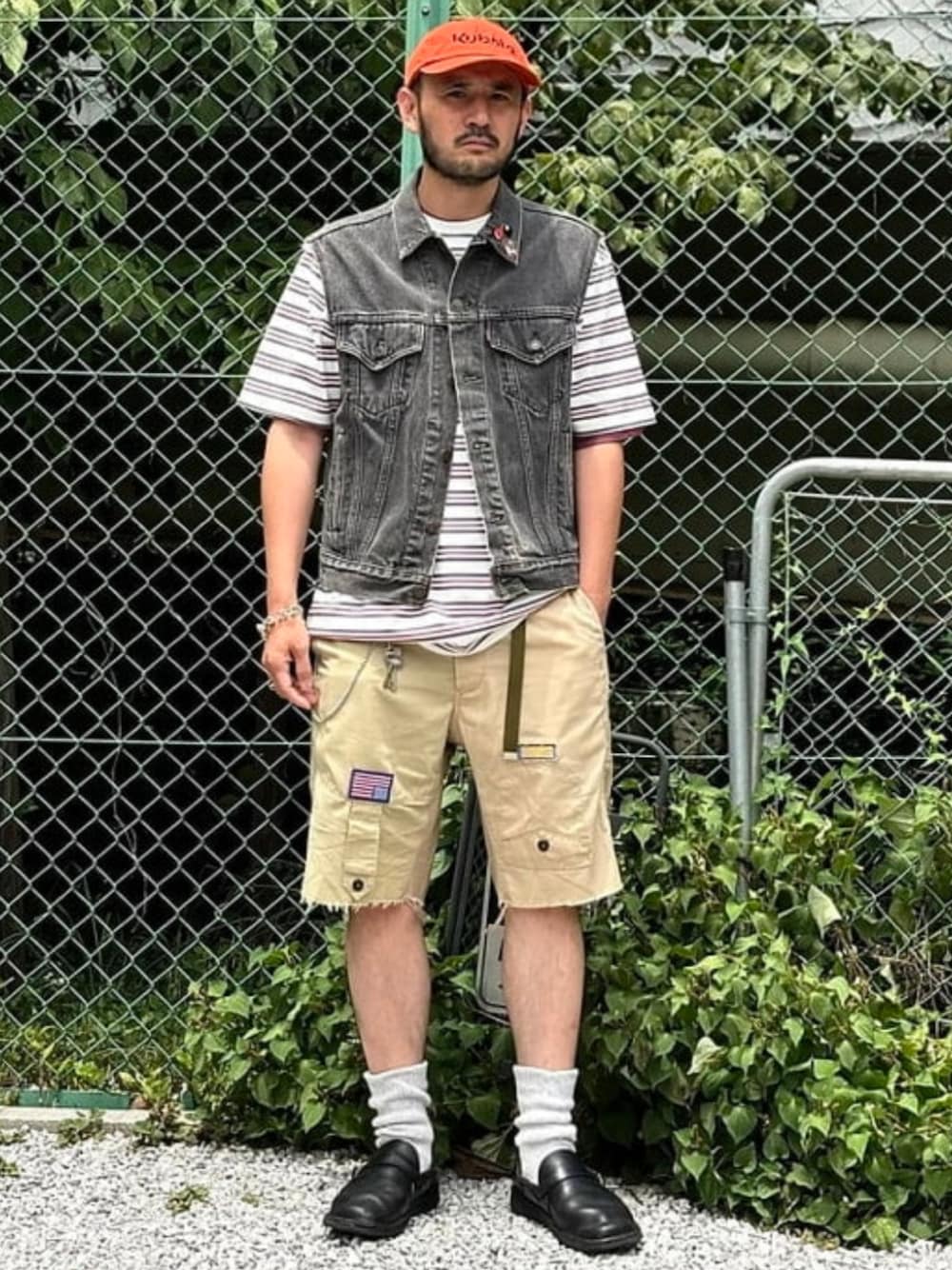 ホワイト系のTシャツ/カットソー、グレー系のソックス/靴下を着用したメンズの夏コーディネートの1枚目の写真