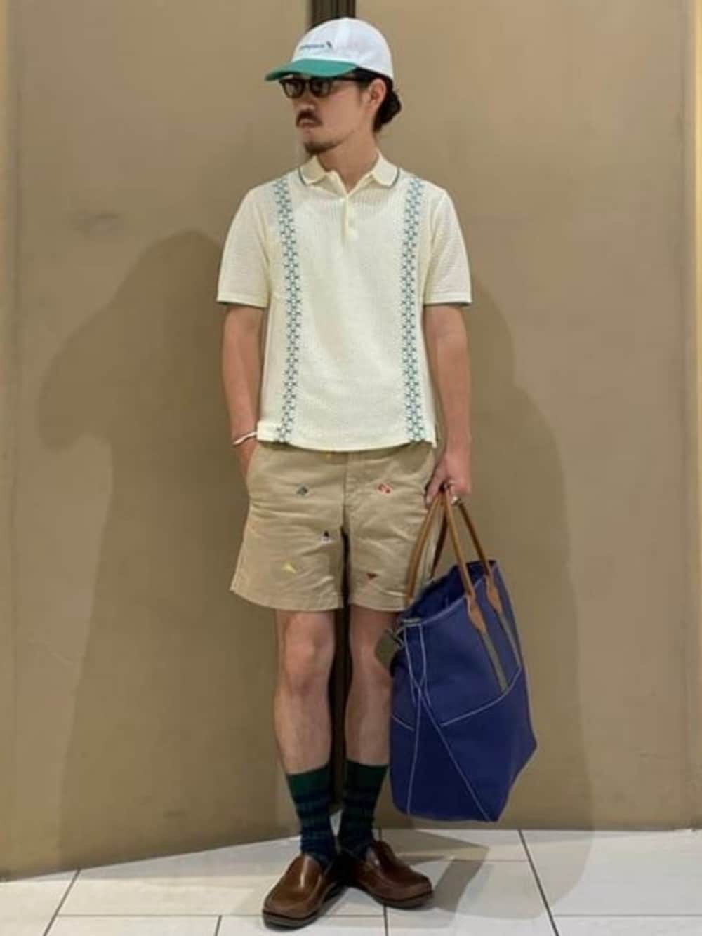 「白Tシャツ、キャップ、きれいめカジュアル、ハーフパンツ、夏コーデ、サングラス、ポロシャツ、メンズファッション、大人コーデ、初夏コーデ、オトナカジュアル、アメカジ、夏ファッション、大人カジュアル」｜「L.L.BeanのL.L.Bean / 別注 Deep Bottom Leather Handle Zip Tote L（トートバッグ、ブルー系）」を使った、BEAMS PLUSさん（メンズ・168cm）の夏コーディネートの1枚目の写真