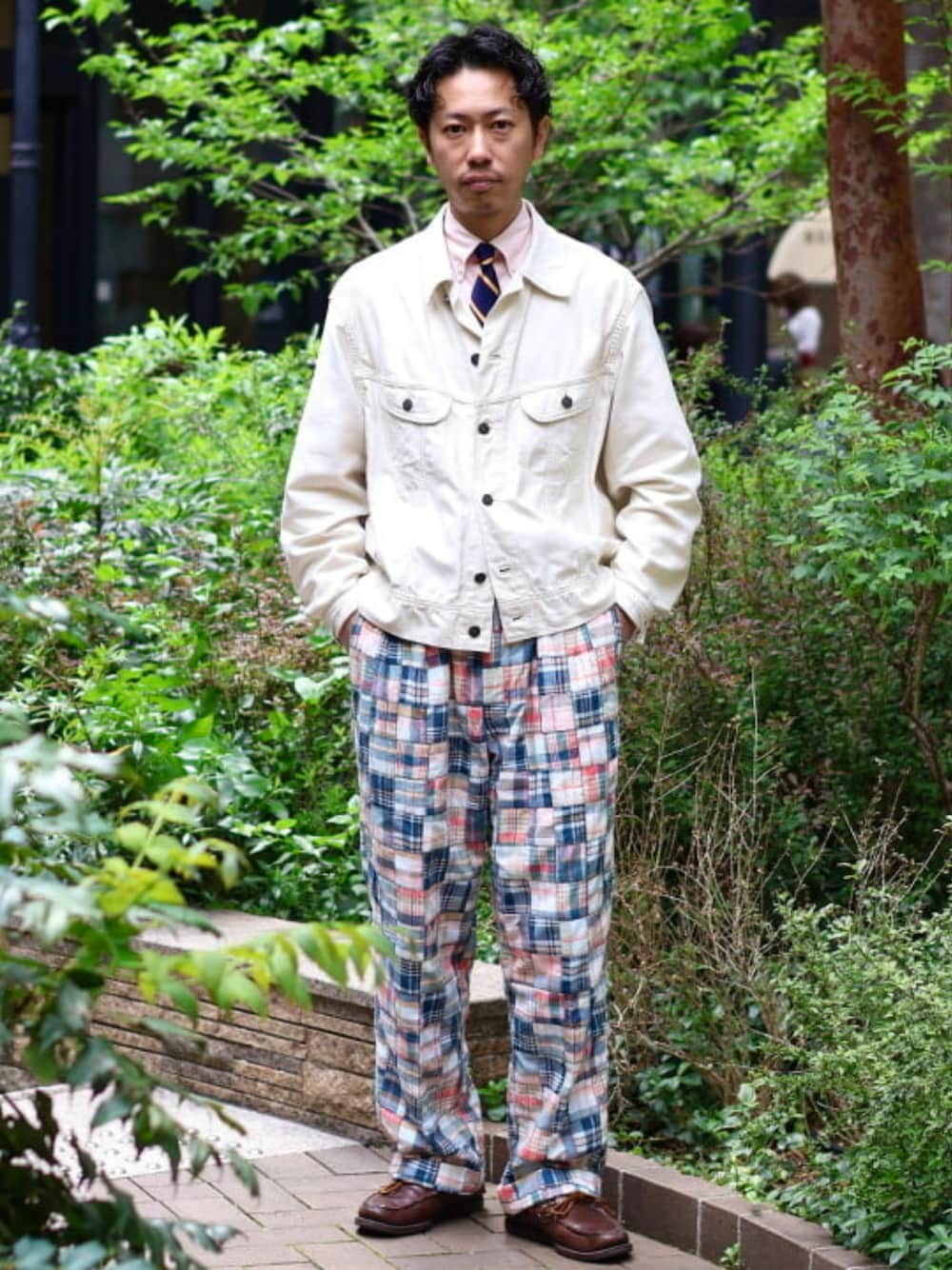 その他のその他パンツ、イエロー系のネクタイ、ホワイト系のソックス/靴下を着用したメンズの春コーディネートの1枚目の写真