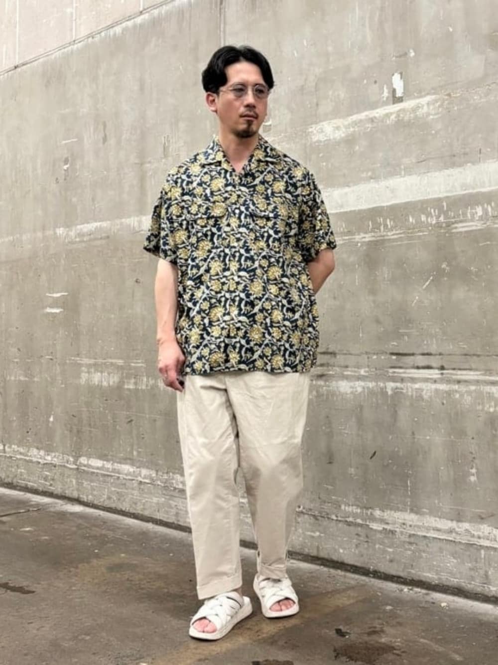 ブルー系のシャツ/ブラウス、ホワイト系のチノパンツを着用したメンズの夏コーディネートの1枚目の写真