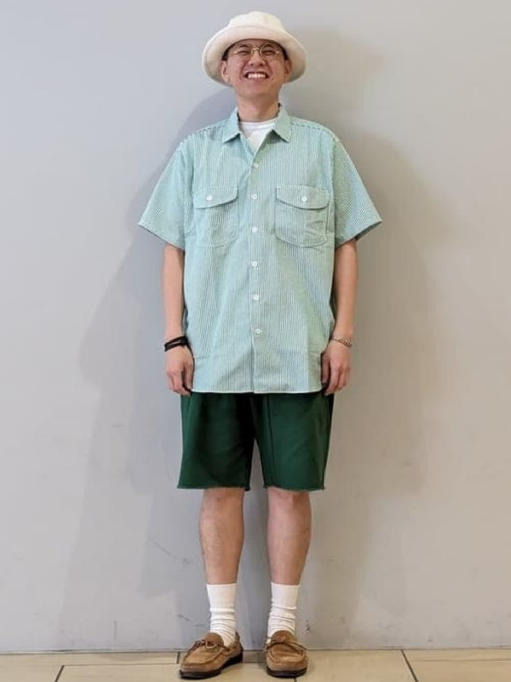 グリーン系のシャツ/ブラウス、グリーン系のその他パンツ、ベージュ系のハットを着用したメンズの夏コーディネートの1枚目の写真