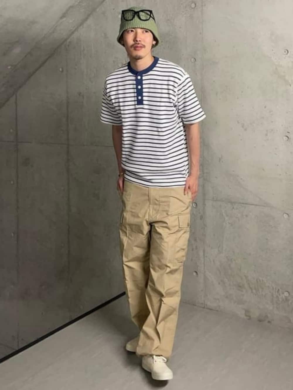 「白Tシャツ、バケットハット、ボーダー、シンプルコーデ、夏コーデ、オトナカジュアル、メンズファッション、夏ファッション、大人カジュアル、ヘンリーネック、チノパン、カーゴパンツ、アメカジ、アメカジコーデ、カジュアル」｜「Sperry Top-SiderのSPERRY TOP-SIDER / 別注 MIL CVO（スニーカー、ベージュ系）」を使った、BEAMS PLUSさん（メンズ・186cm）の夏コーディネートの1枚目の写真