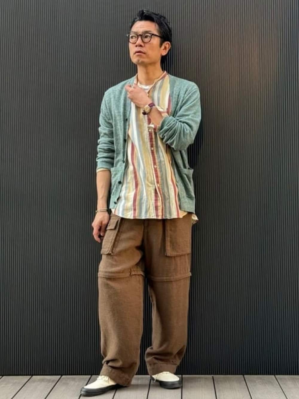 ブラウン系のその他パンツ、グリーン系のカーディガン/ボレロ、ベージュ系のシャツ/ブラウスを着用したメンズの春コーディネートの1枚目の写真