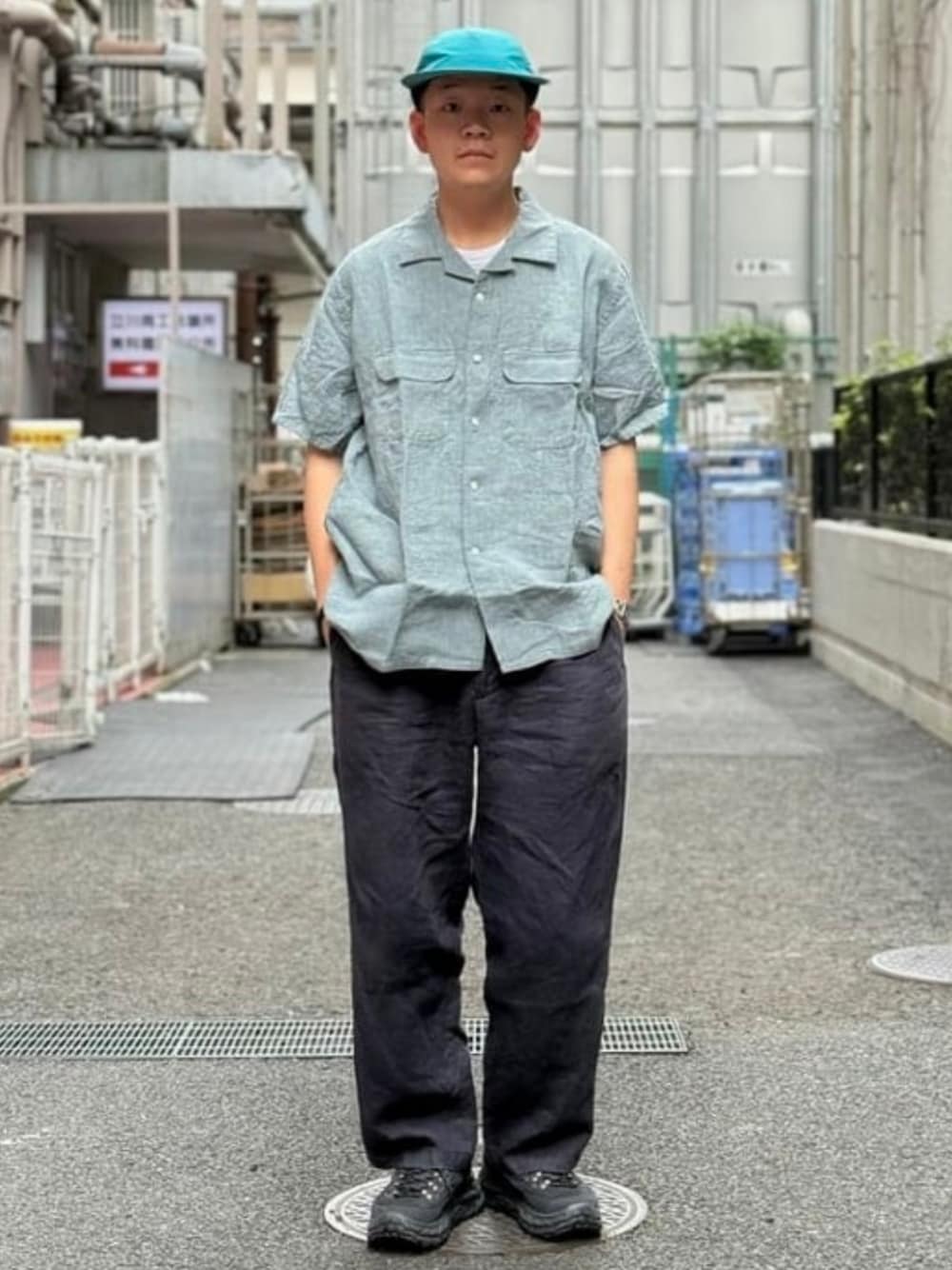 ブルー系のシャツ/ブラウス、ホワイト系のTシャツ/カットソー、ブラック系のスニーカーを着用したメンズの夏コーディネートの1枚目の写真