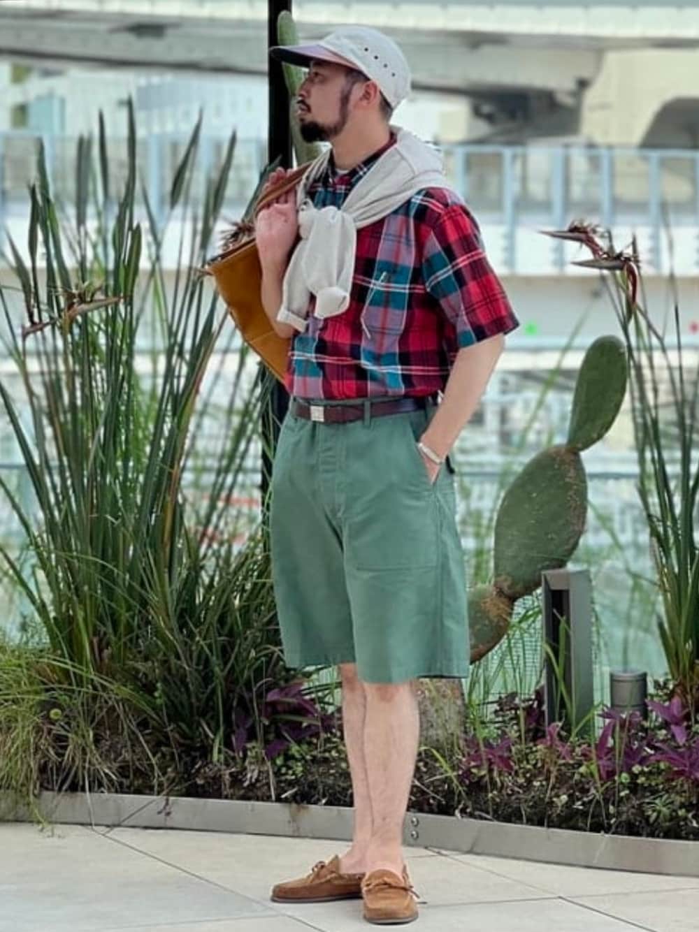 ブラウン系のトートバッグ、レッド系のシャツ/ブラウス、ベージュ系のカーディガン/ボレロを着用したメンズの夏コーディネートの1枚目の写真