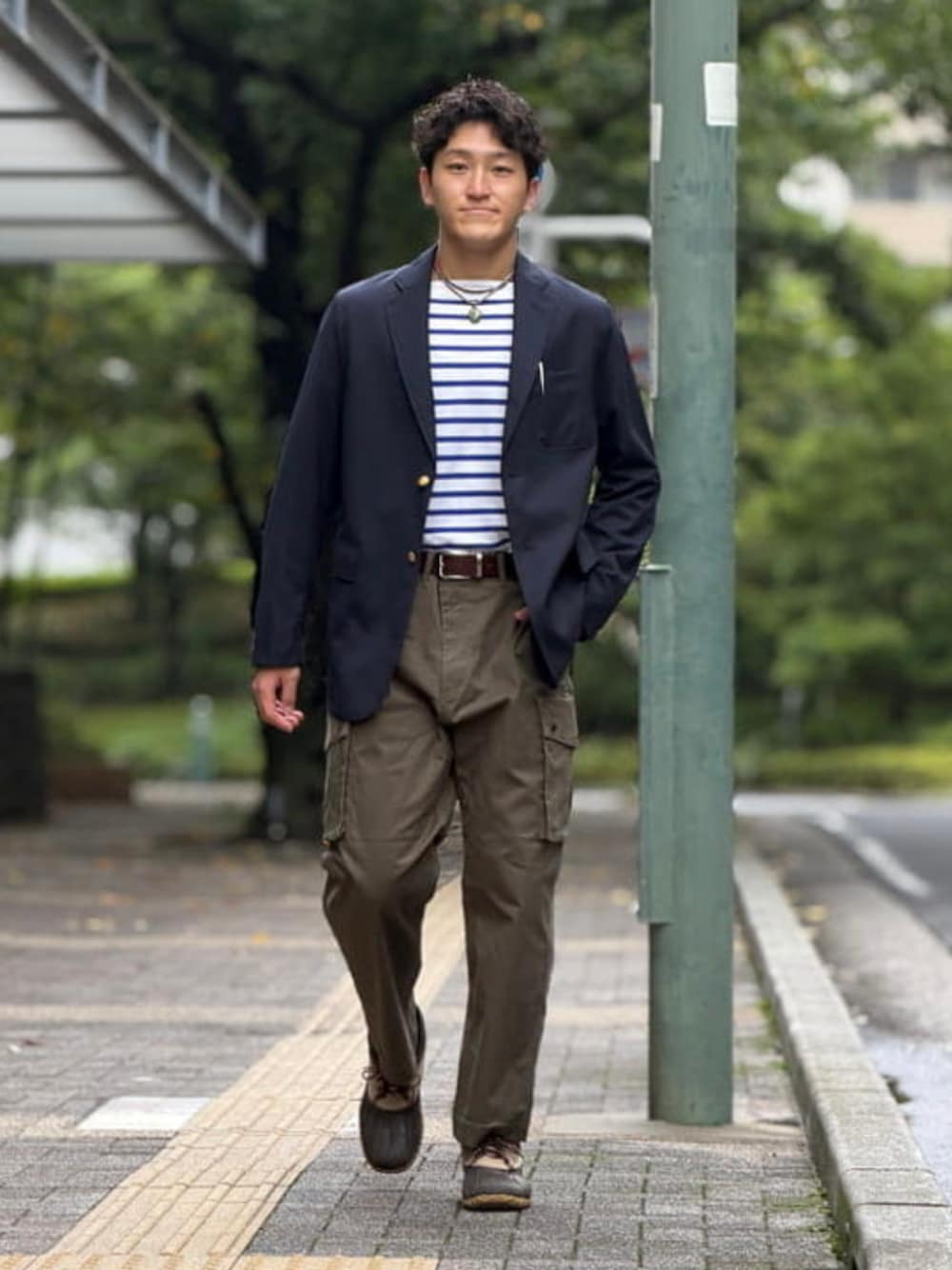 グリーン系のカーゴパンツ、ブルー系のテーラードジャケットを着用したメンズの秋コーディネートの1枚目の写真