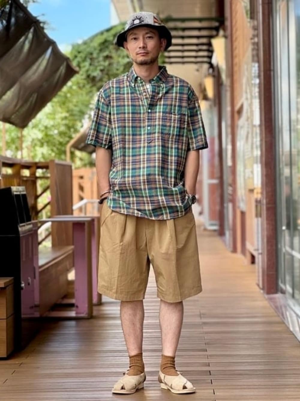 グリーン系のその他パンツ、ブルー系のシャツ/ブラウス、ブラウン系のソックス/靴下を着用したメンズの夏コーディネートの1枚目の写真