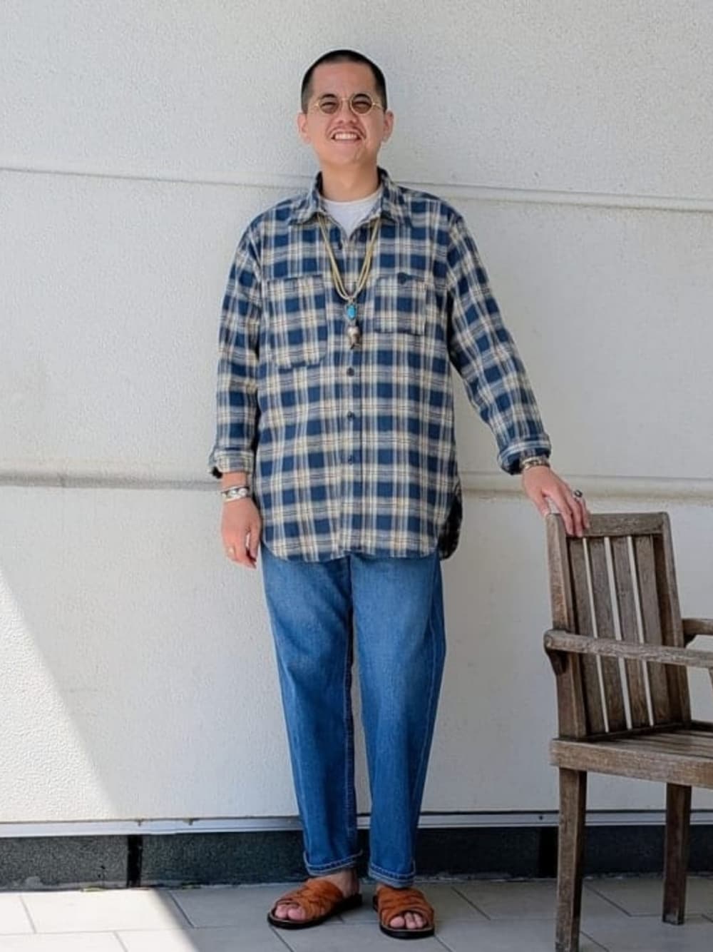 ブルー系のその他パンツ、ベージュ系のTシャツ/カットソーを着用したメンズの秋コーディネートの1枚目の写真