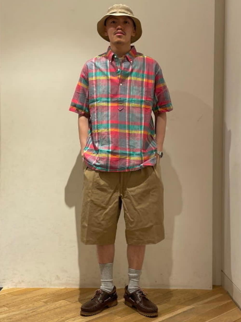 グリーン系のその他パンツ、ピンク系のシャツ/ブラウス、ベージュ系のハットを着用したメンズの夏コーディネートの1枚目の写真