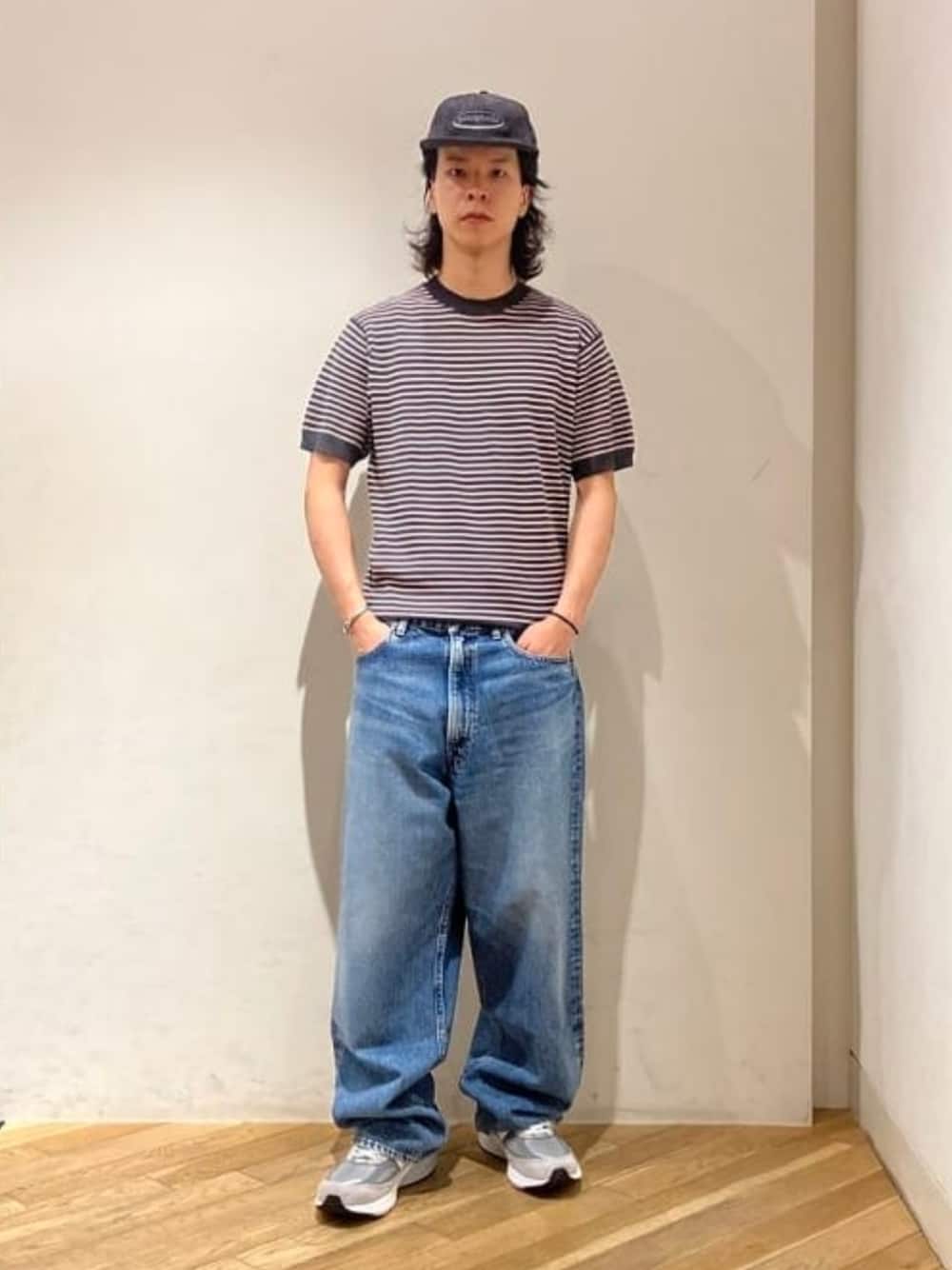 グレー系のTシャツ/カットソーを着用したメンズの夏コーディネートの1枚目の写真