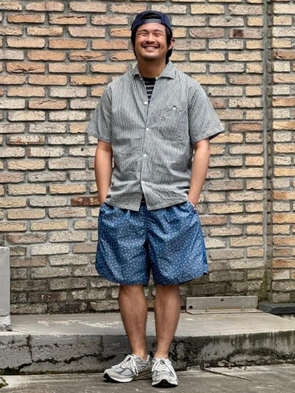 ブルー系のその他パンツを着用したメンズの夏コーディネートの1枚目の写真