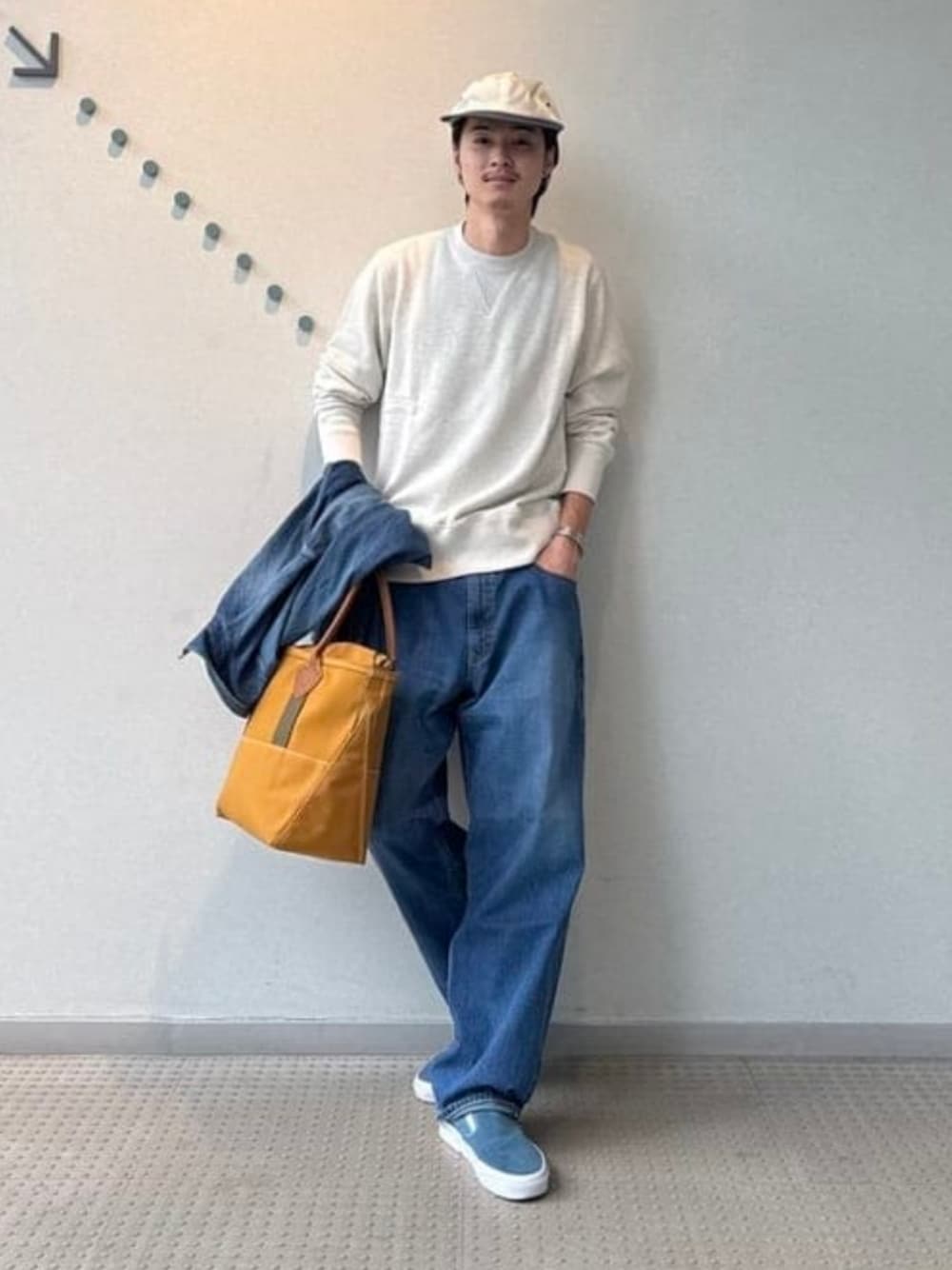 ブラウン系のトートバッグ、ブルー系のその他パンツ、ベージュ系のスウェットを着用したメンズの秋コーディネートの1枚目の写真