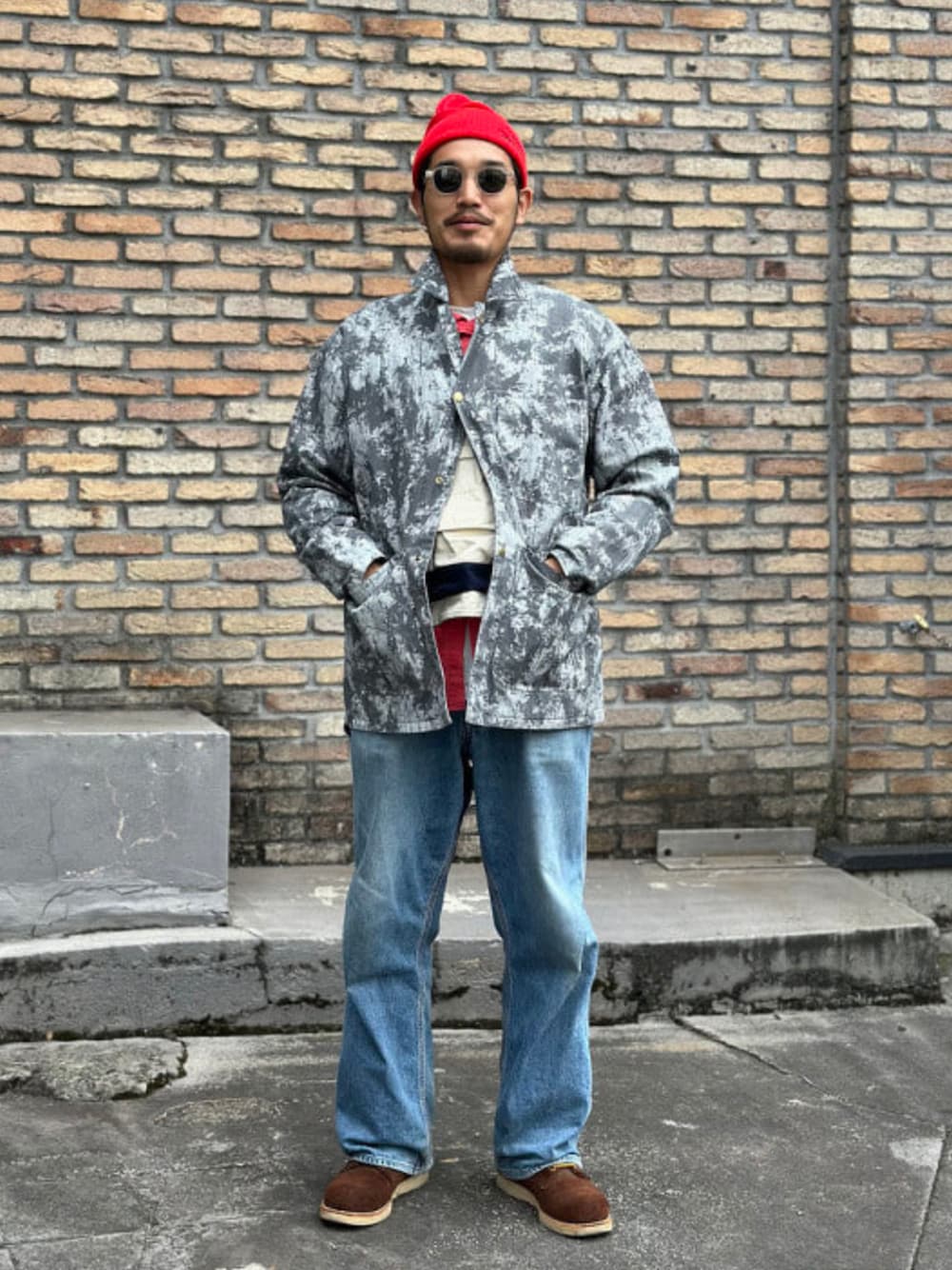 ブルー系のデニムパンツ、グレー系のブルゾン、レッド系のシャツ/ブラウスを着用したメンズの秋コーディネートの1枚目の写真